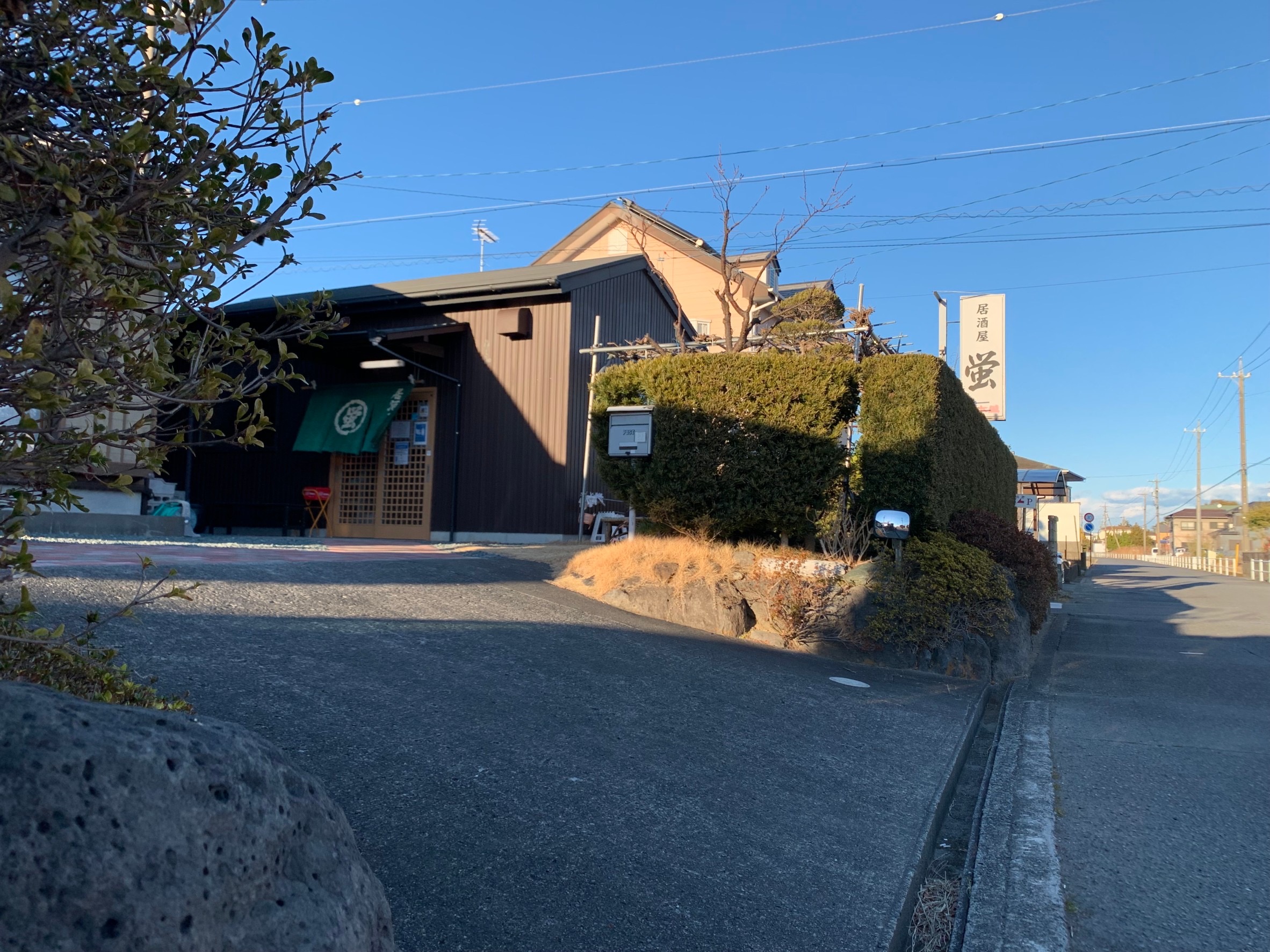 裏街道の住宅地の中にある店舗