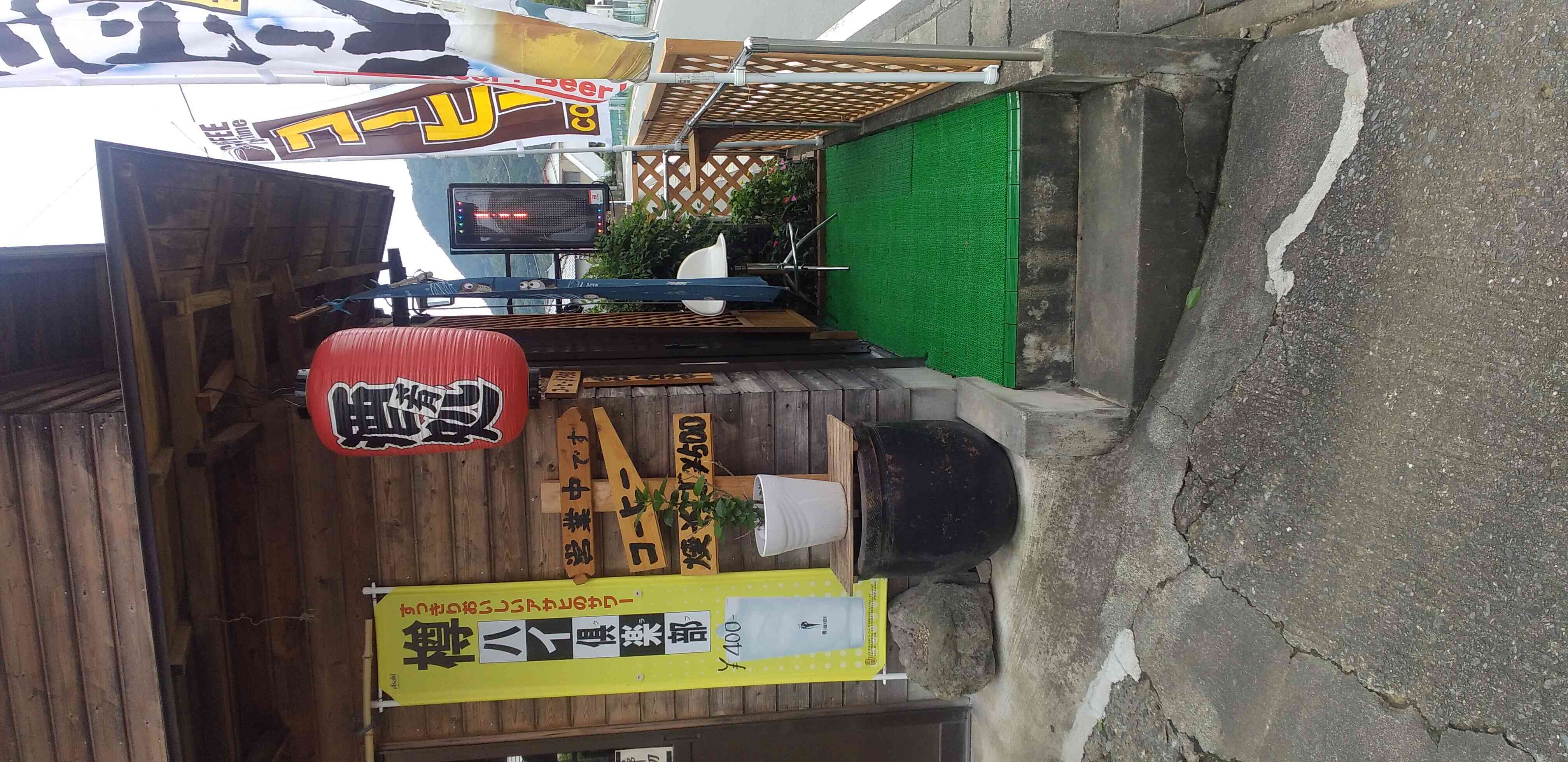 道路側から店舗入り口の撮影