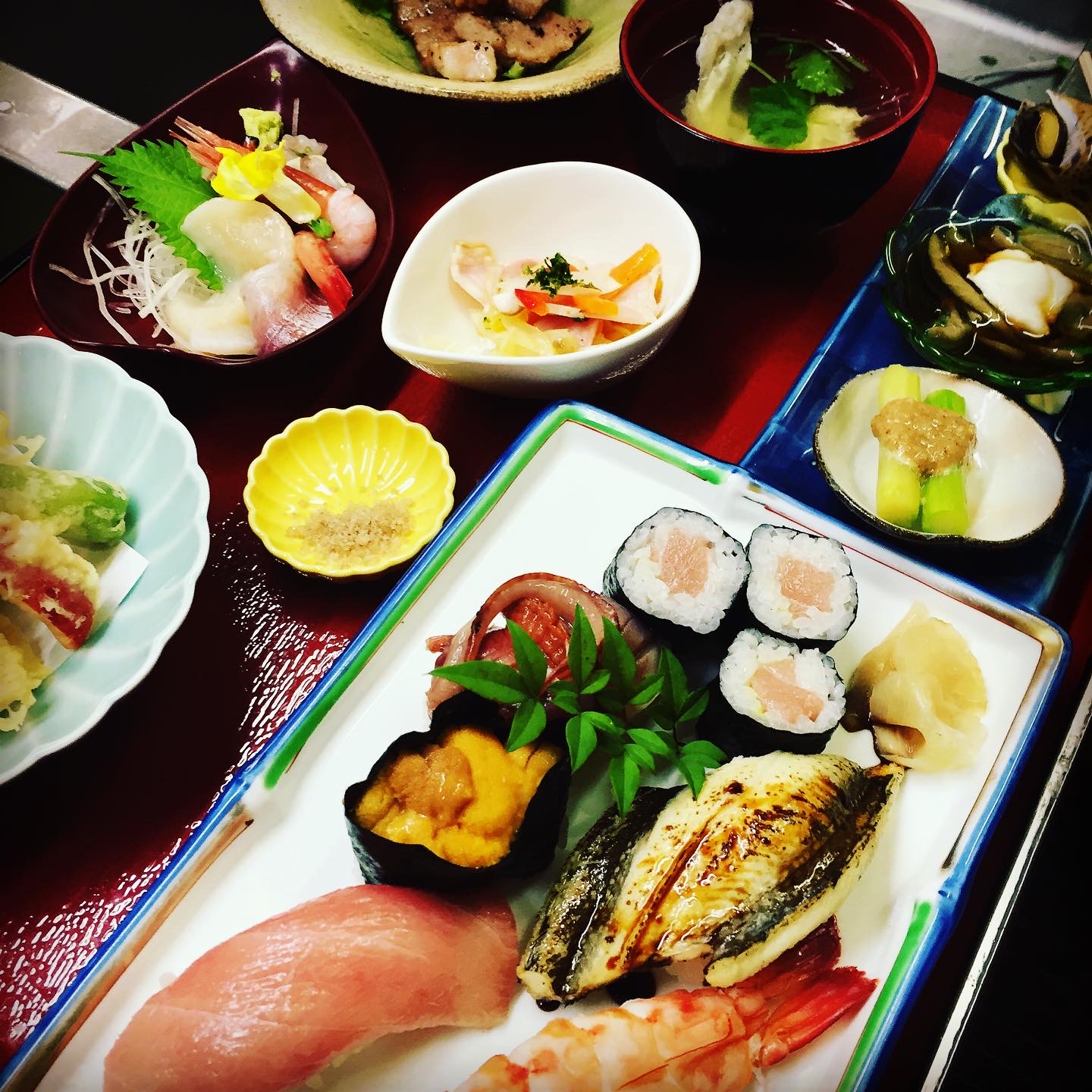 がたろう御膳(ランチ)
特上寿司の他、焼き物や肉料理、副菜にお椀物といろんな料理が楽しめるお得なランチ