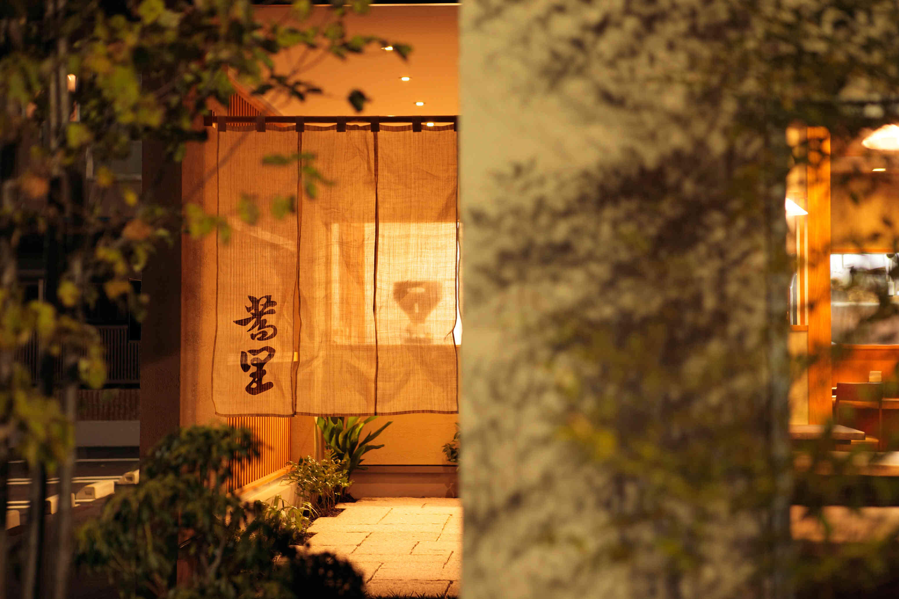 日本情緒を醸す暖簾をくぐると、玄そばの石臼挽きから創るそば屋蕎里の世界。