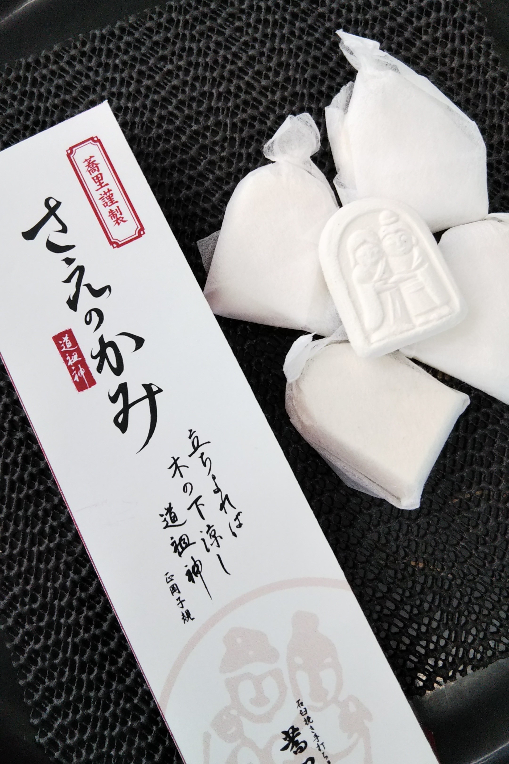 蕎里オリジナルお干菓子　「さえのかみ」は　疫病退散を願って創った和三盆のお菓子。蕎里の守護神である道祖神をモチーフにしました。