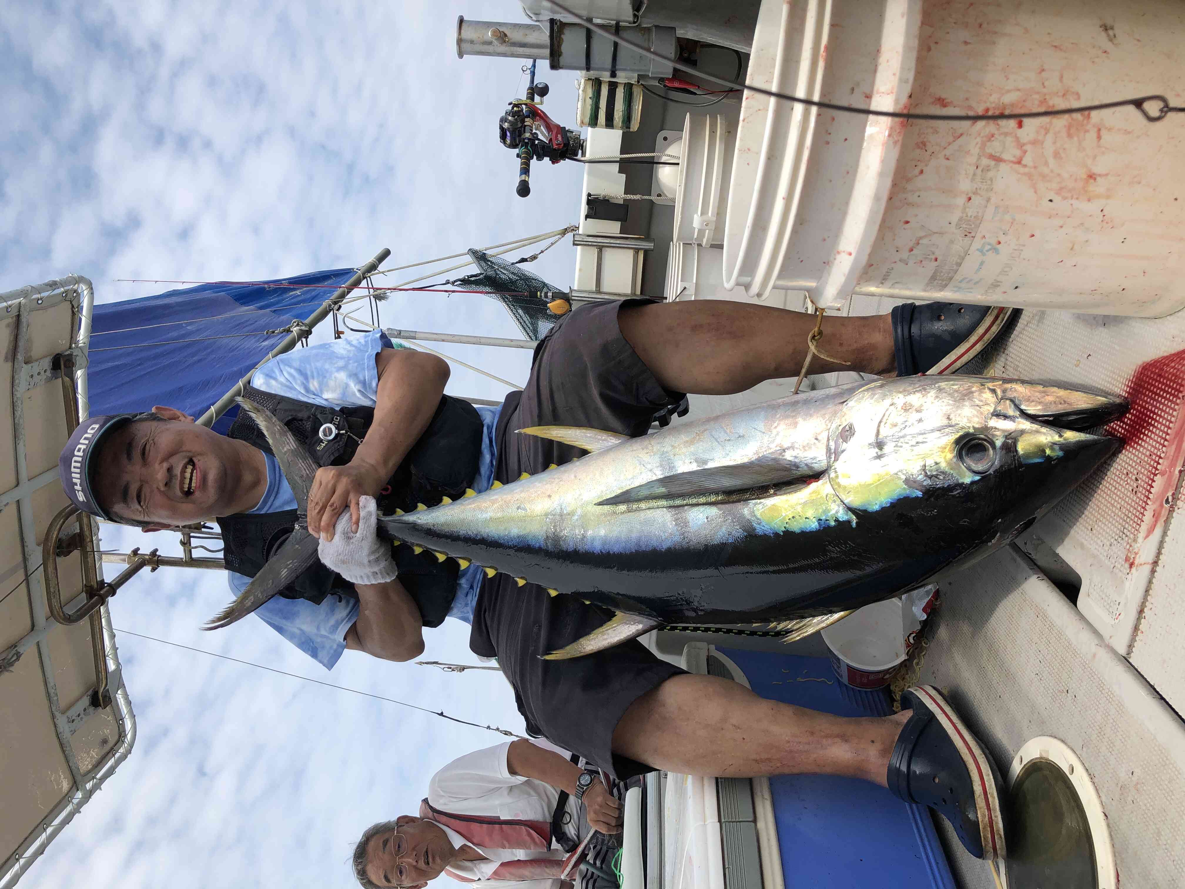 40キロオーバーのマグロを釣った時の写真です。