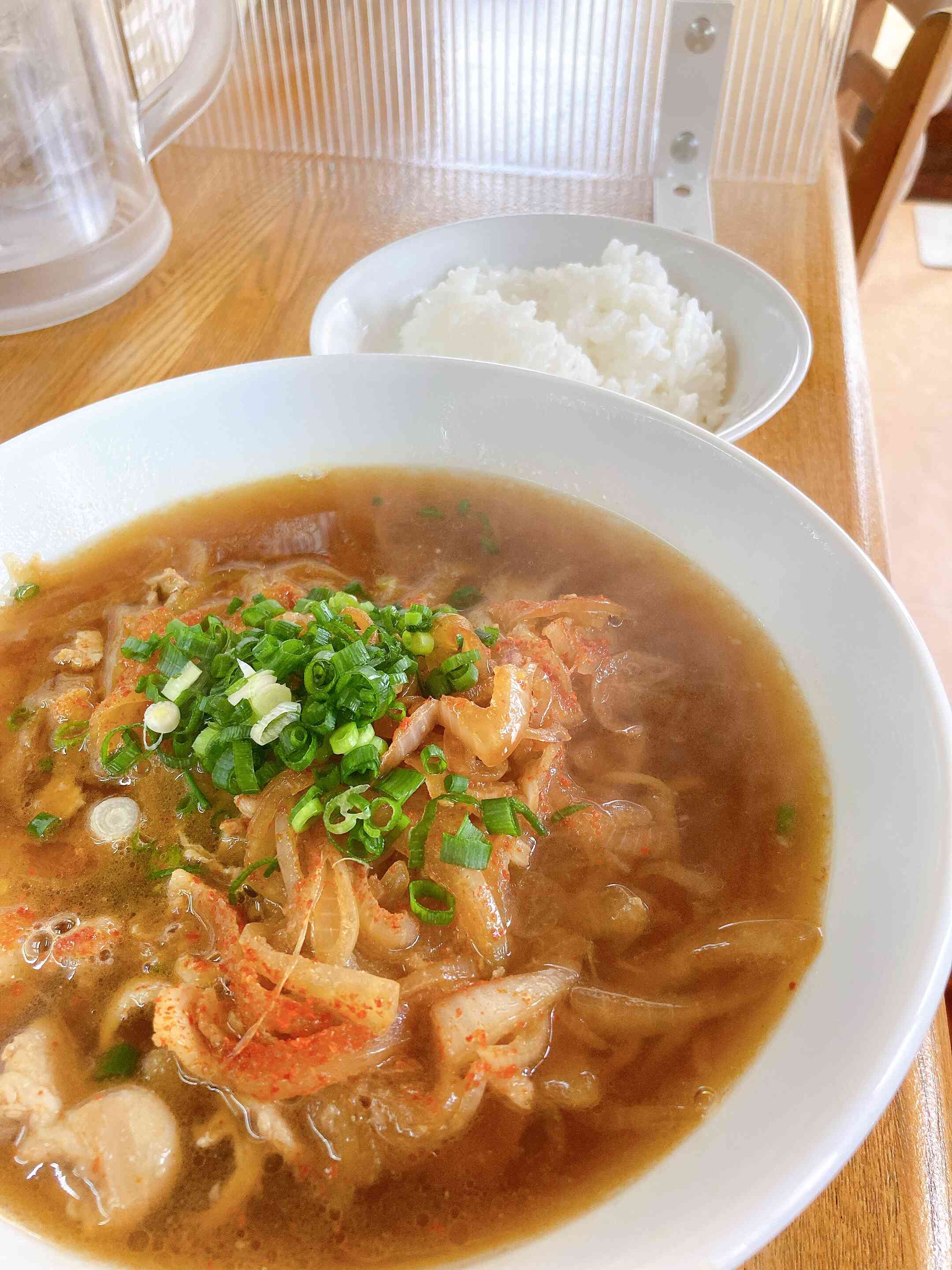 1番人気の「太助ラーメン」です
玉ねぎ豚肉ニンニクの効いたピリ辛のラーメンです
(辛さは調節出来るのでご注文の際にスタッフに伝えてください)