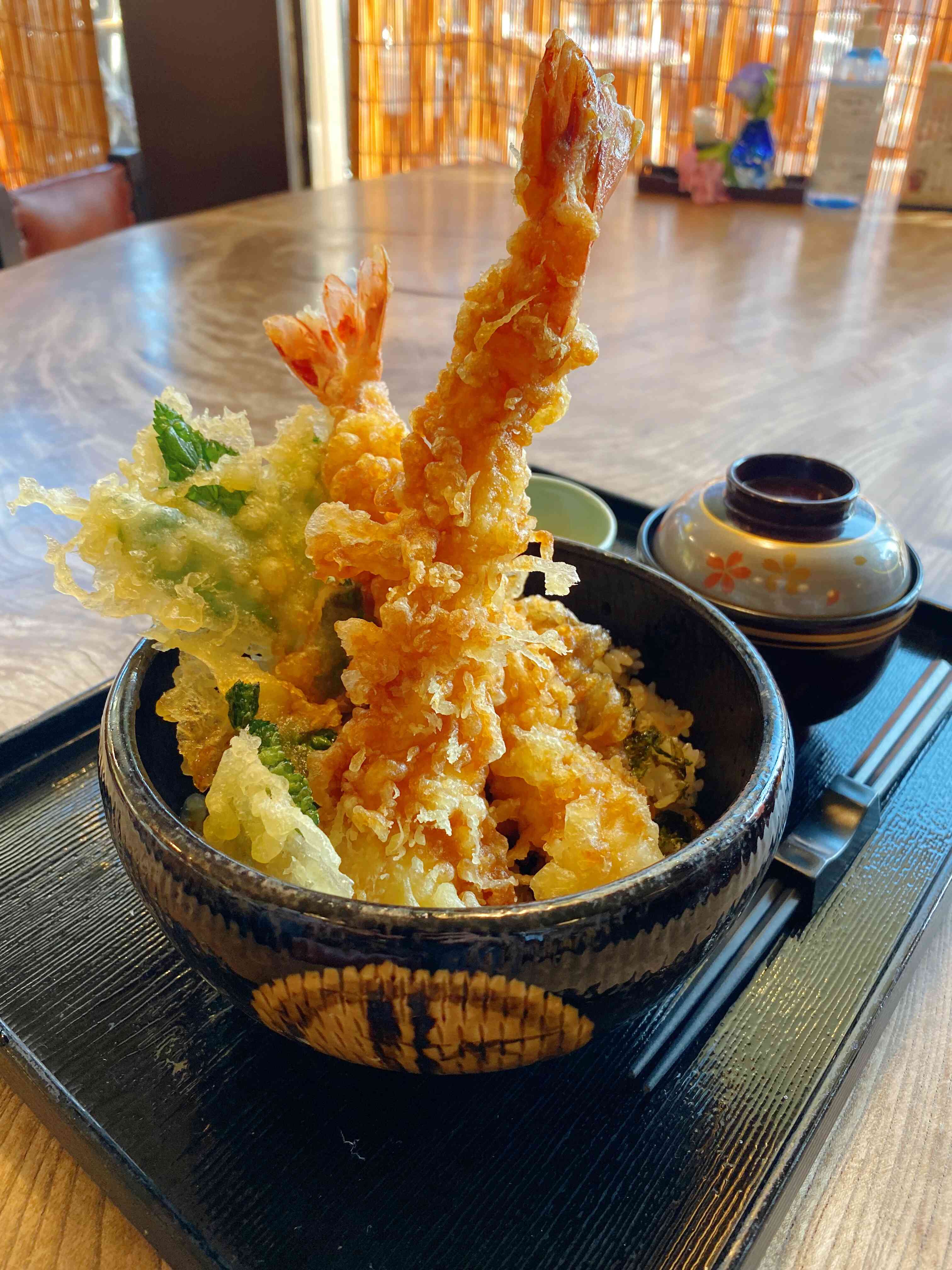 人気の「大えび天丼」ほか丼もご用意