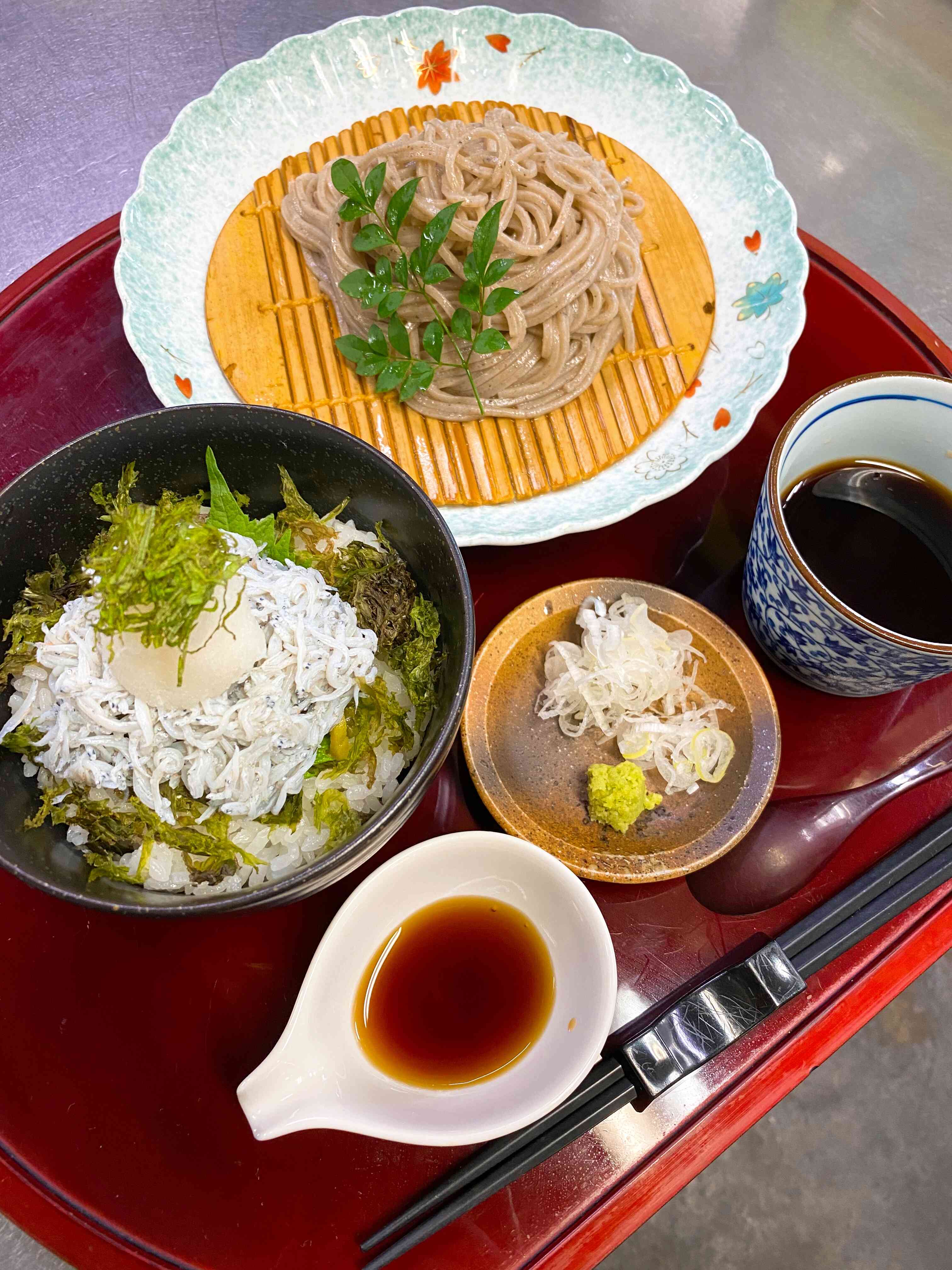 お得な「駿河湾産しらす丼と十割蕎麦」