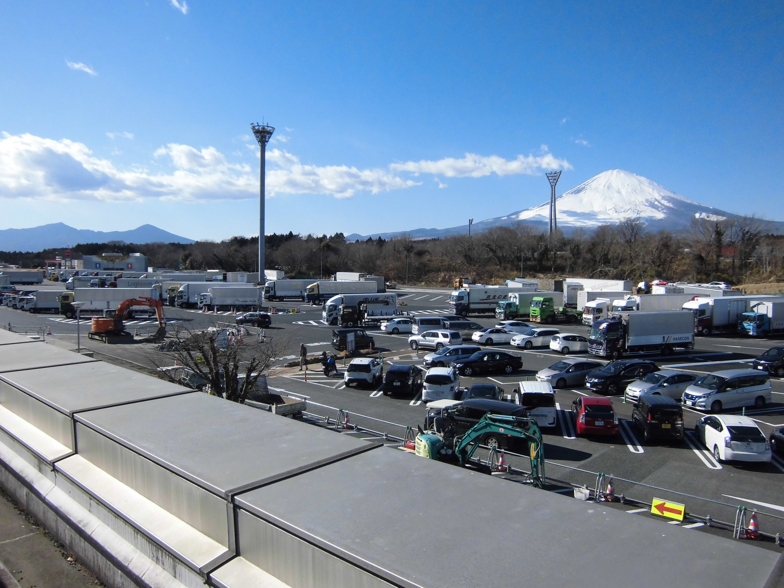 東名高速道路足柄SA下り線から見た見事な富士山が目の前です。(屋上テラスから撮影：ここでBBQも出来ます。)