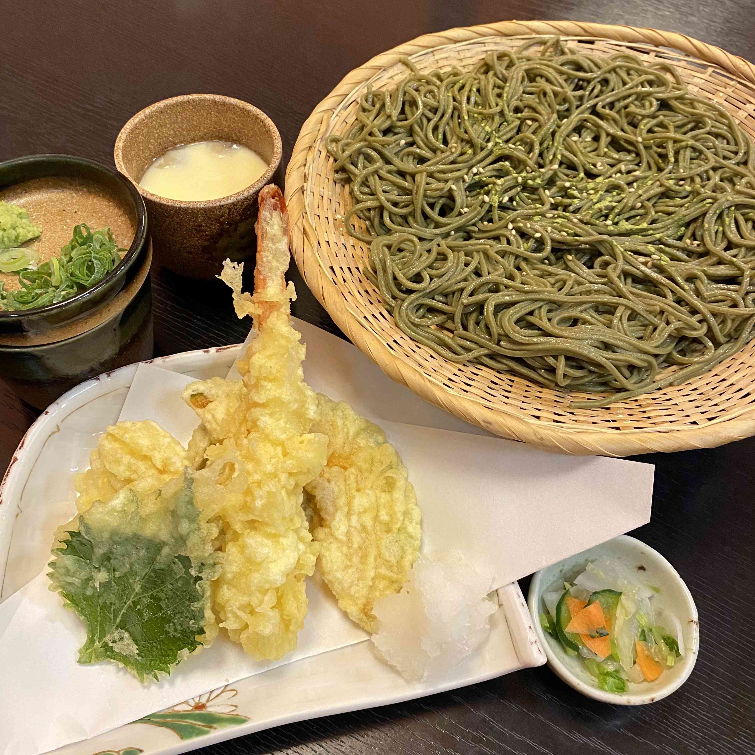 掛川茶そば天ざる　掛川茶パウダーを練りこんだ茶そばと揚げたて天ぷらのセットです。