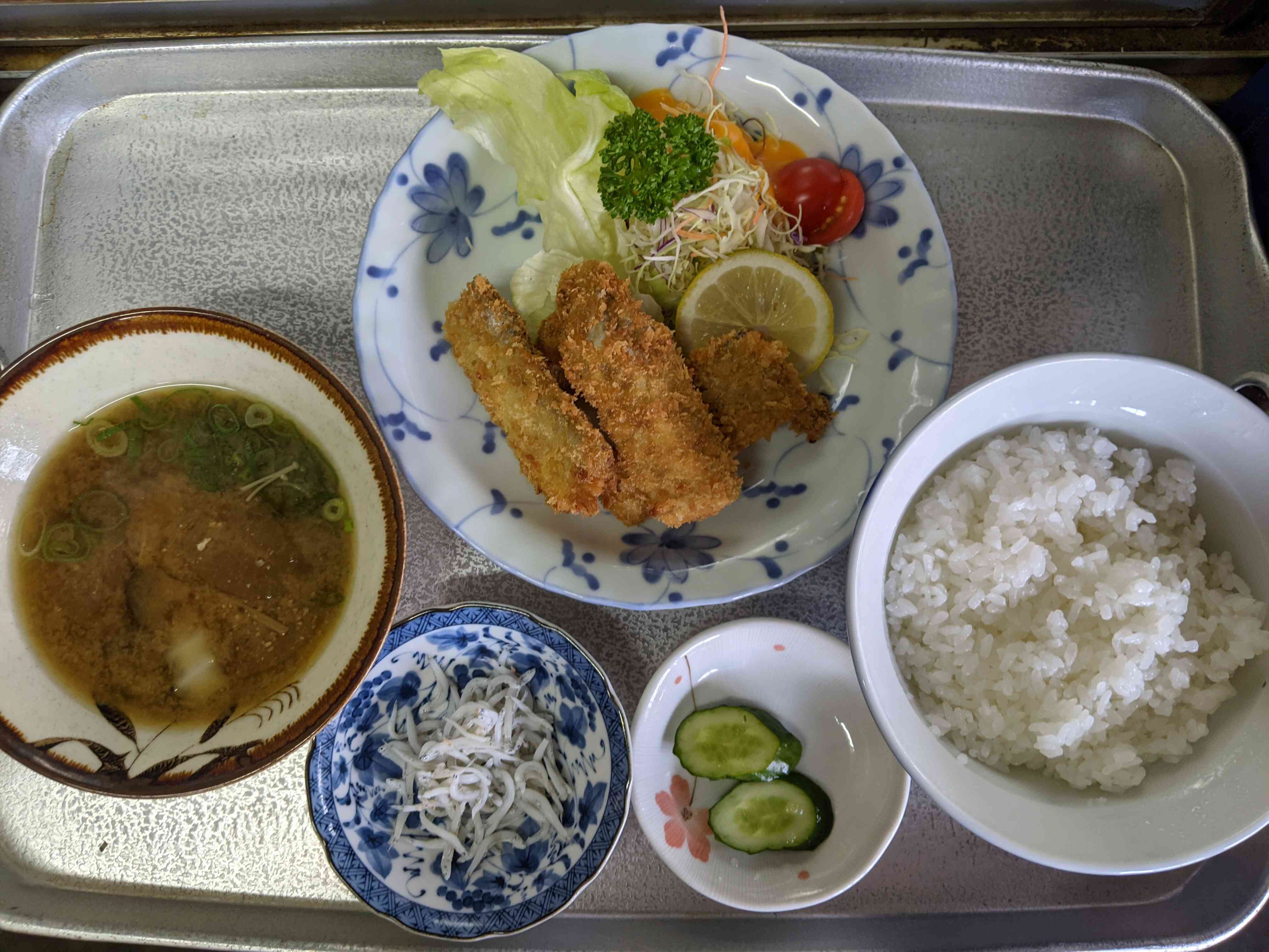 太刀魚フライ定食は、中身は、白身でやわらかくフライはサクサクして、あつあつで美味しいです。あったかご飯で、季節の野菜が入ったお味噌汁が心あたたまります。