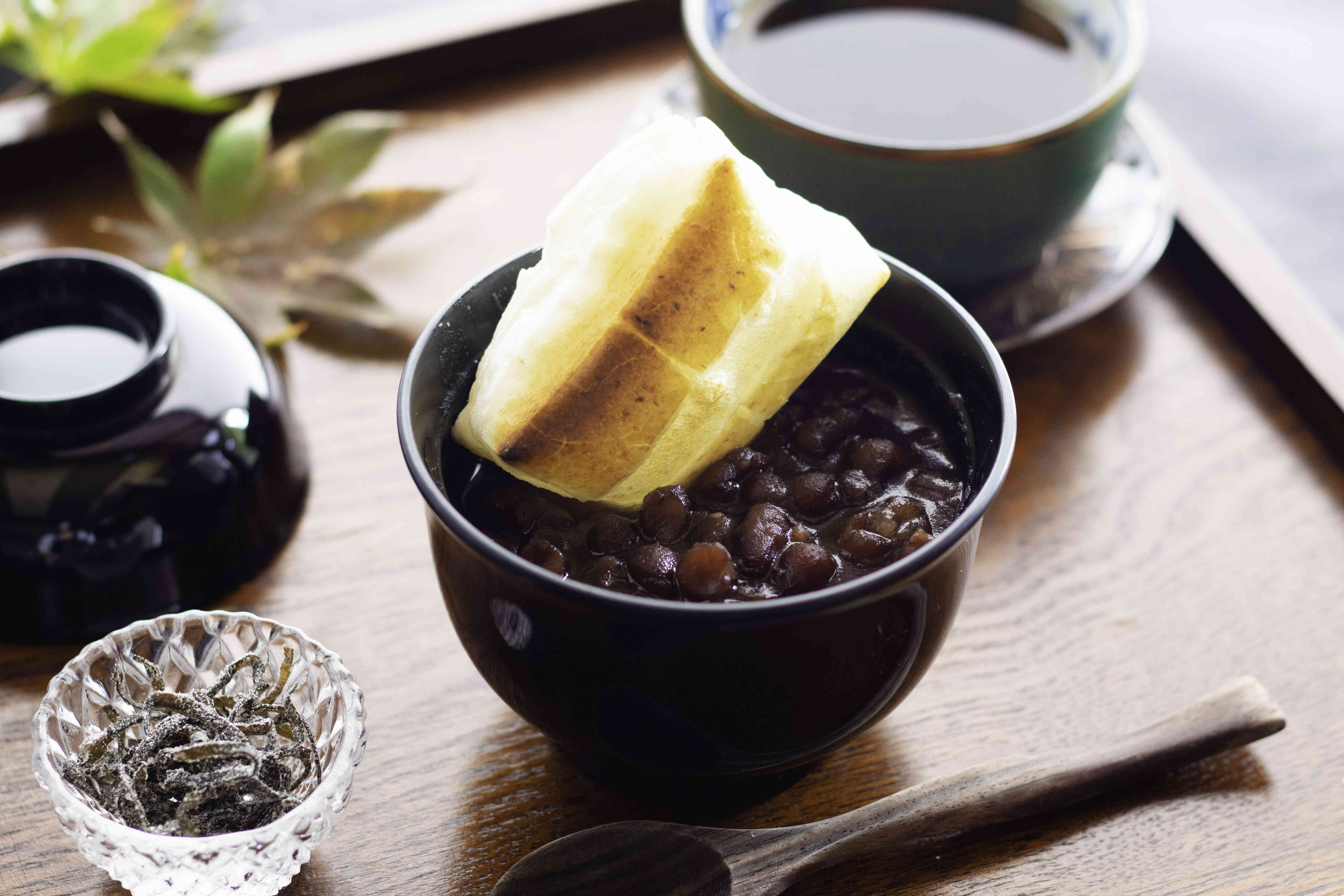 冬季限定、小豆の風味が引き立つ和菓子屋のおしるこ。