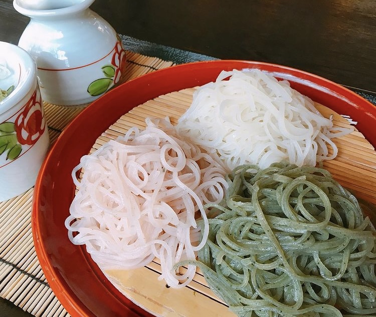 おすすめメニューの【3食】
写真の変わり蕎麦は桜切りとよもぎ切り