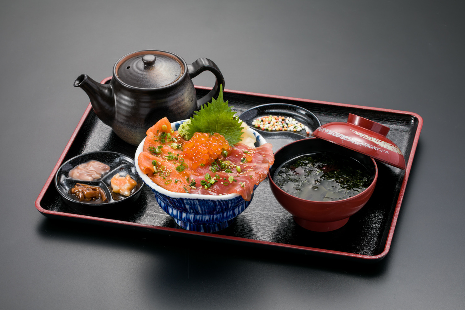 香る漬けサーモンまぐろ丼