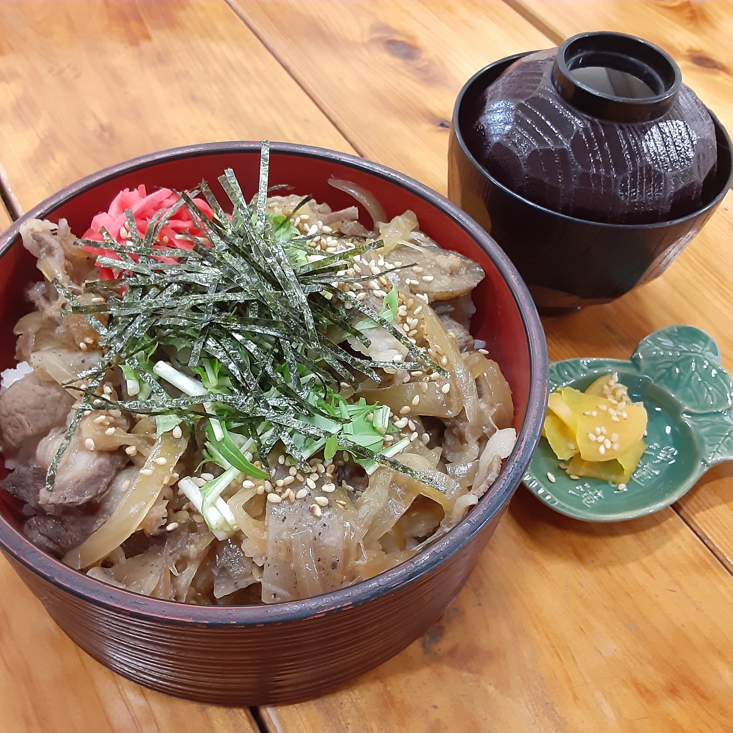 新鮮な猪肉とを生姜、にんにく、隠し味の伊豆みそを使って仕上げた特製の『いのしし丼』。