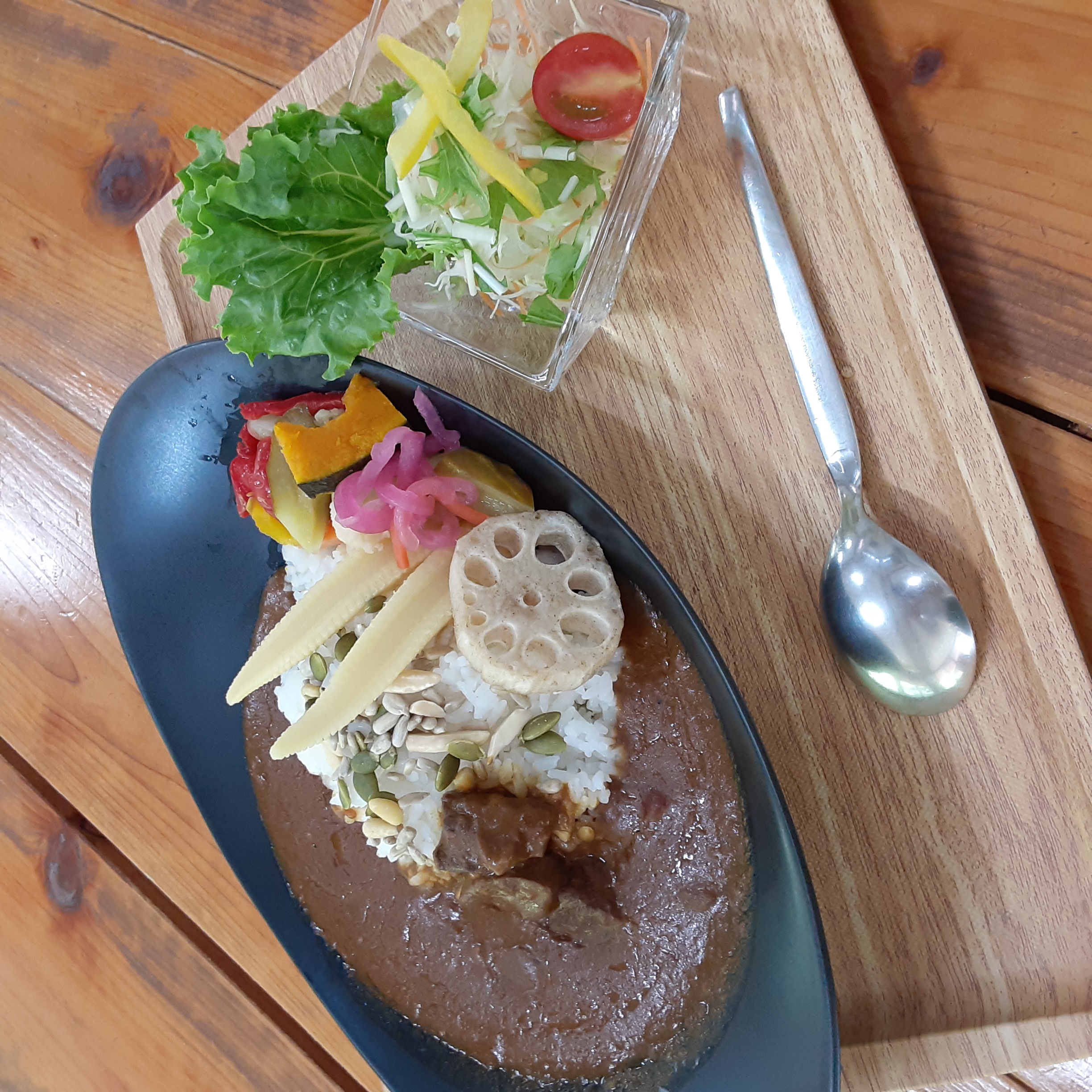 新鮮なイズシカのお肉を厳選したスパイスで仕上げた『森の伊豆鹿カレー』。