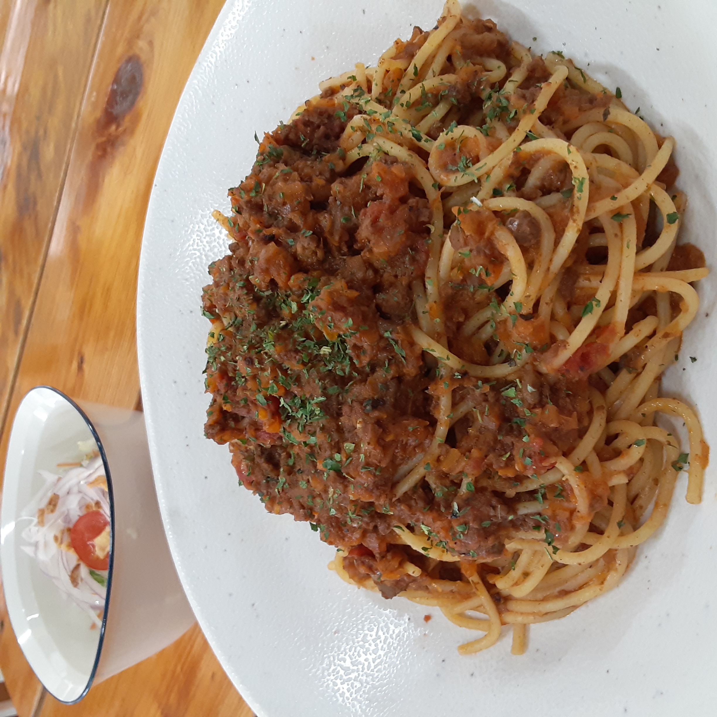 イズシカのお肉を赤ワインを使い、たっぷりの玉ねぎと香草で仕上げた『伊豆鹿のミートスパゲティ』。