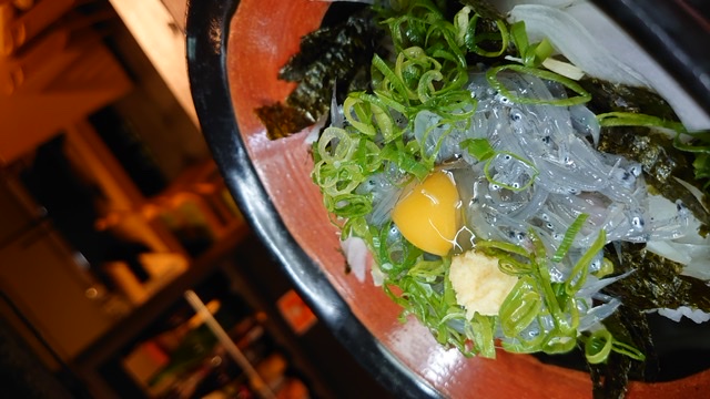 朝採れの生しらす丼は、数分前に水揚げされピチピチ鮮度抜群！どっさり乗ってるのは地元ならでは！