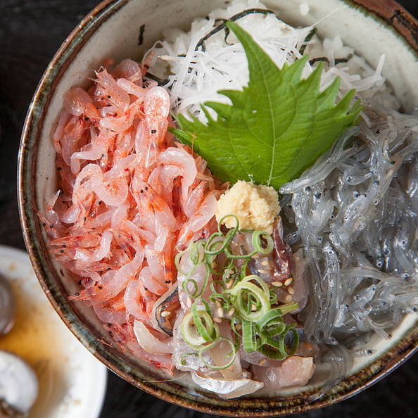 あじのたたき、生しらす、生さくらえびの「三食丼」