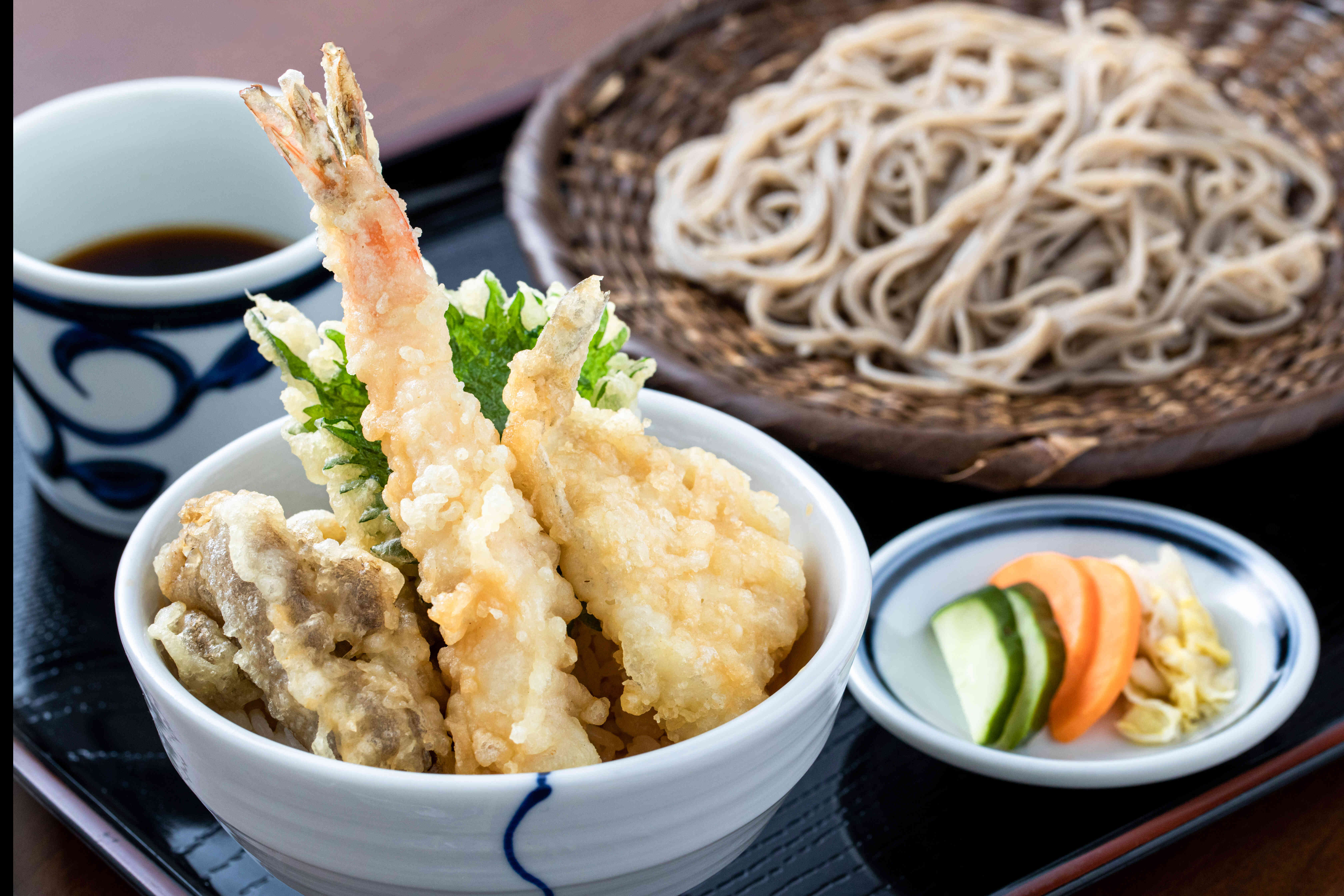 ミニ天丼とお蕎麦でボリューム満点の人気メニュー「天丼セット」