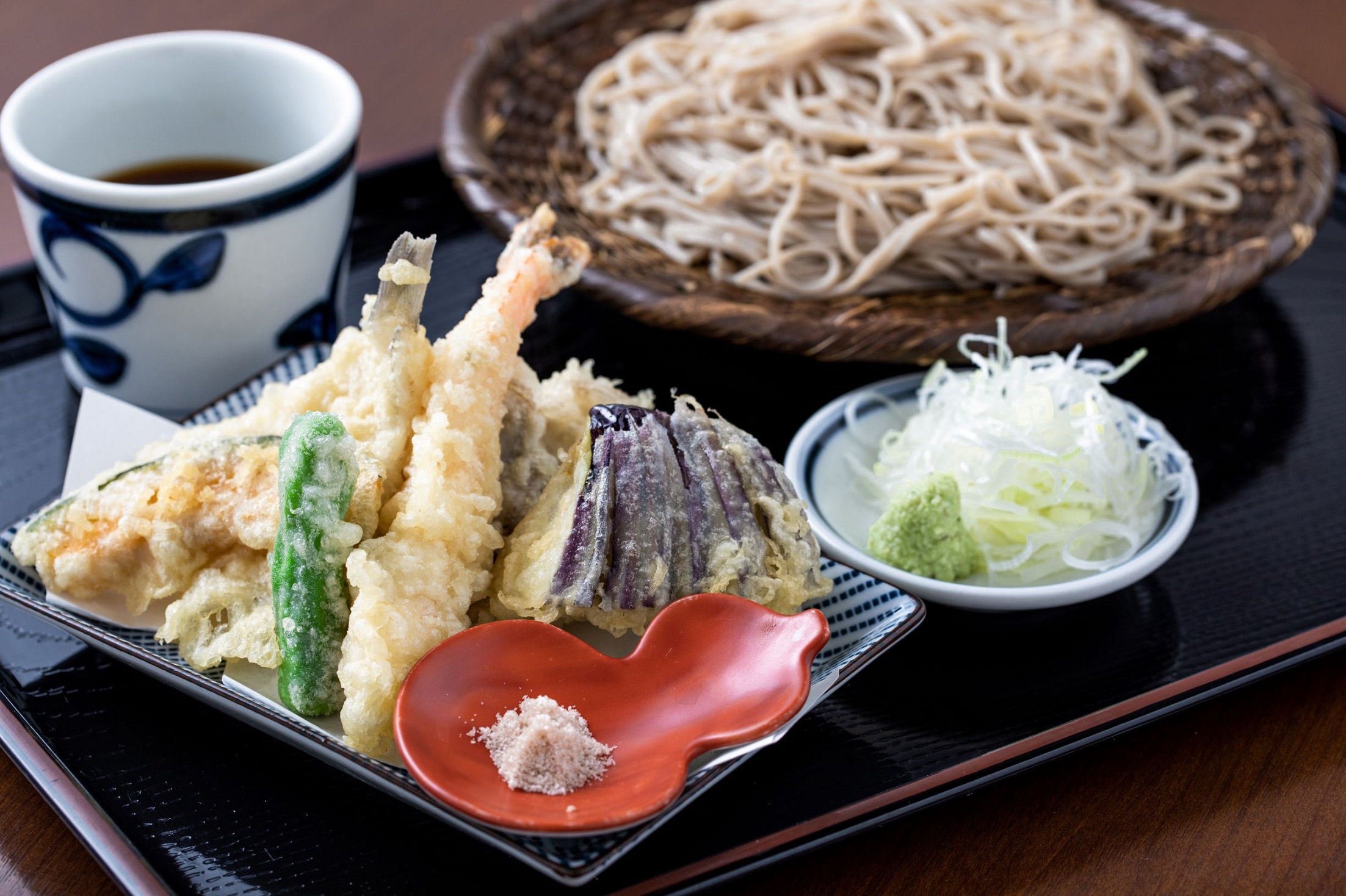 揚げたての天ぷらとお蕎麦が一緒に楽しめる「天せいろ」