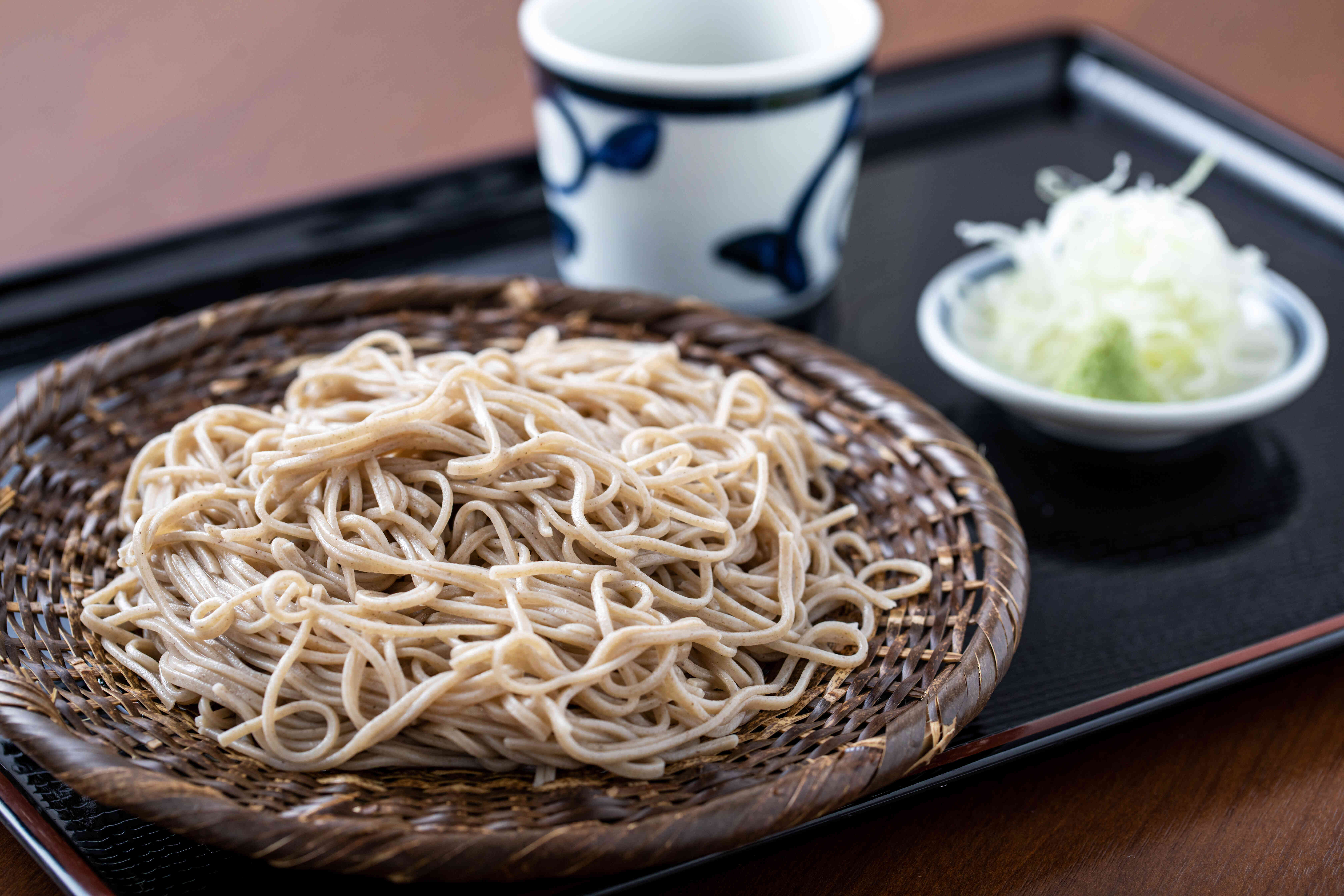 お蕎麦は特注の二八蕎麦をご用意しております。