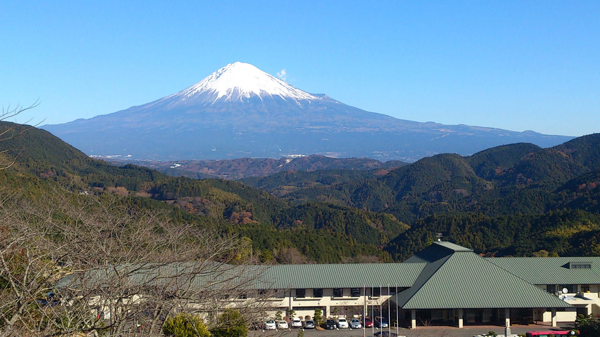 富士山を背景にしたクラブハウス