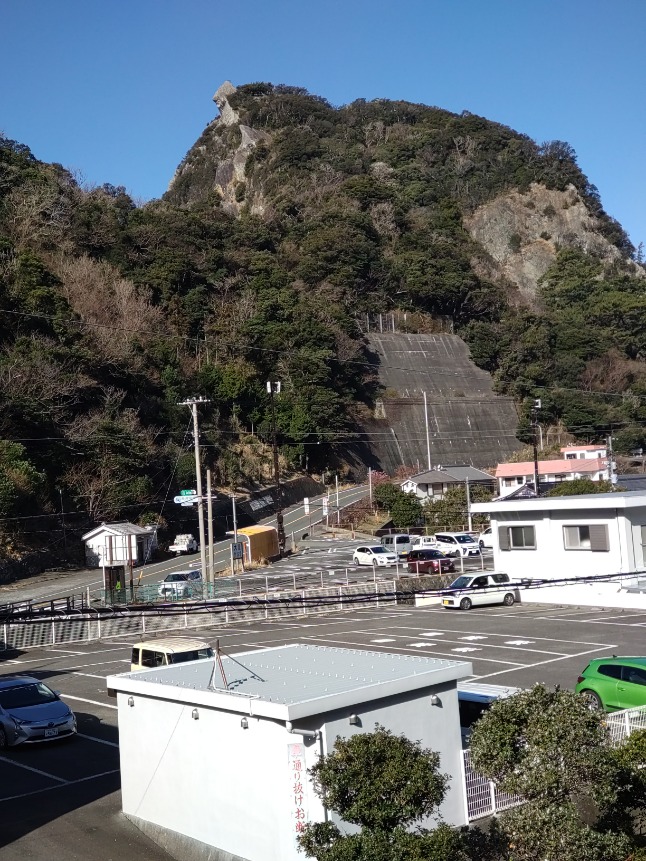 海まで徒歩５分です。海水浴、足湯に行くのに便利です。
烏帽子山が見えます。浅間神社（磐長姫命）が祀られています。