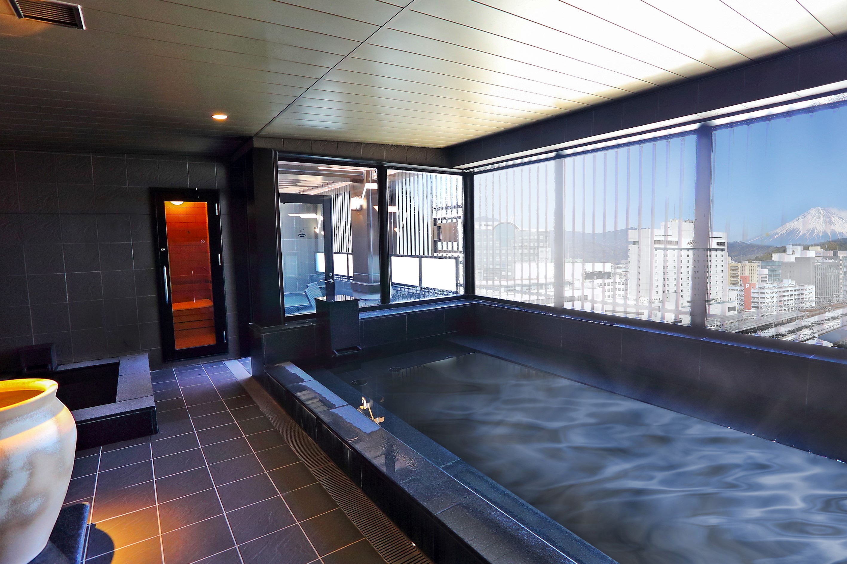 最上階スカイスパには、富士山を望む露天風呂と大浴場、サウナを完備