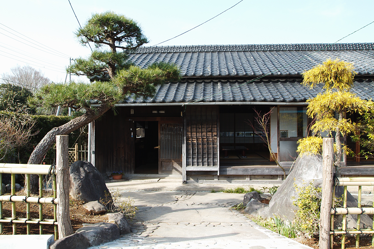 伊豆の田舎にある一棟貸切の温泉古民家の宿