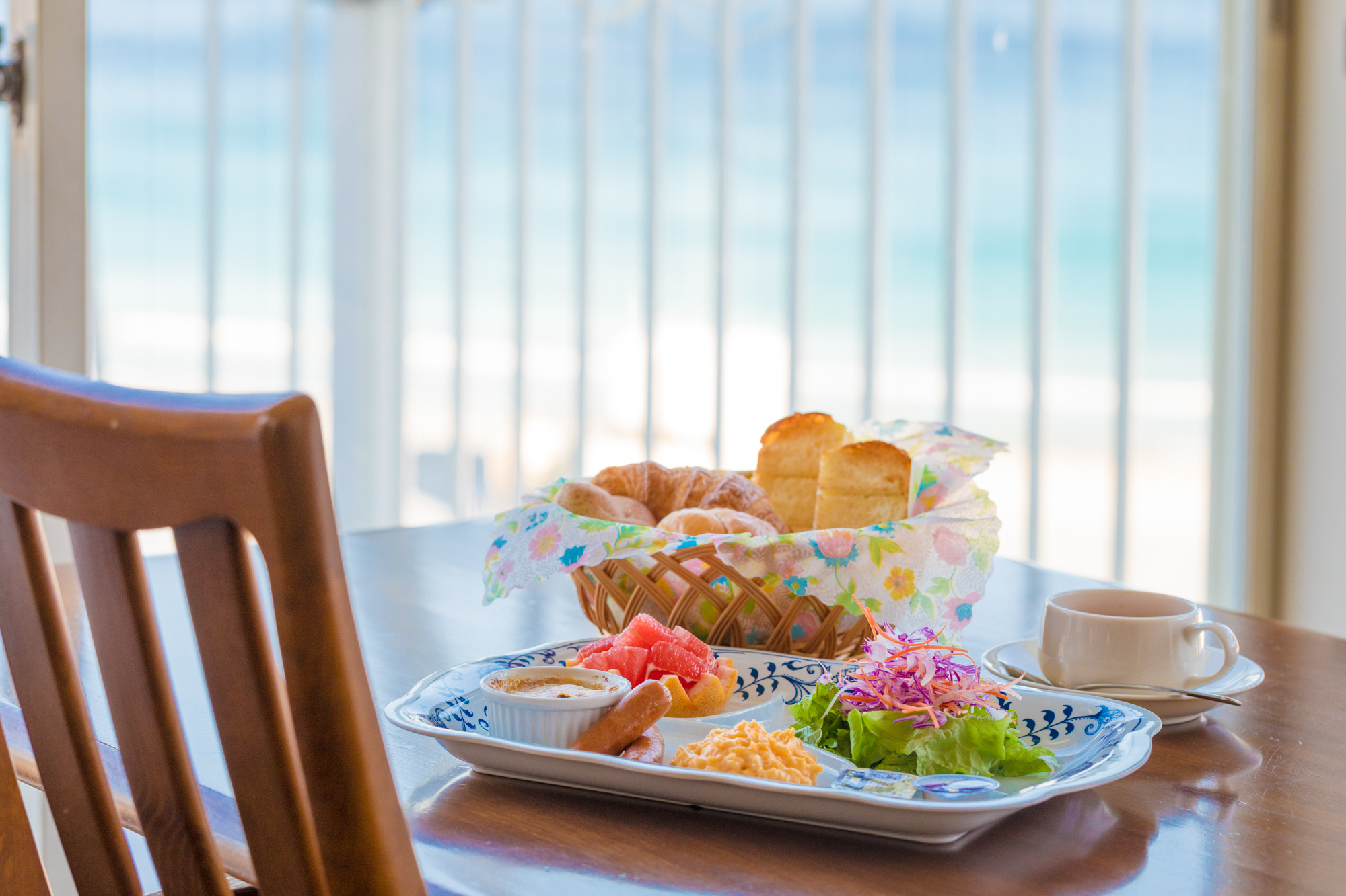 海を眺めながら優雅な朝食を