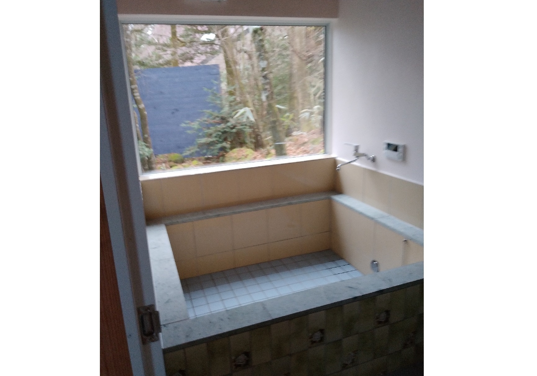 4～5人がゆっくり入れる家族風呂が、館内と庭園の2箇所にございます。