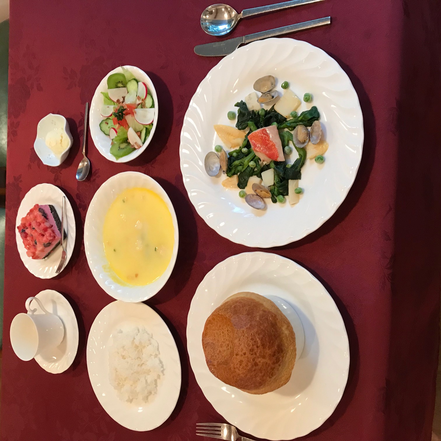 夕食は地元の食材を使ったコース料理を楽しんで頂きます。