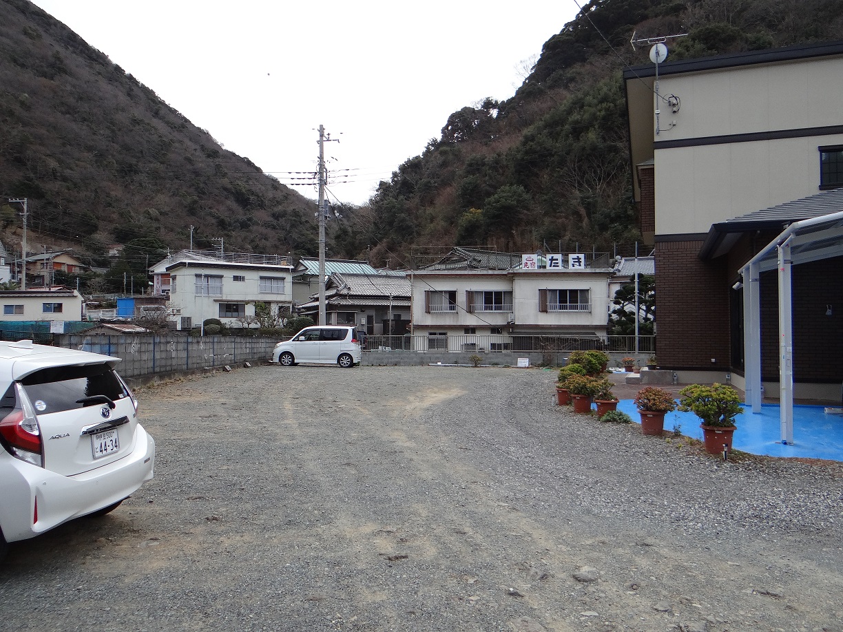 駐車場から見た宿