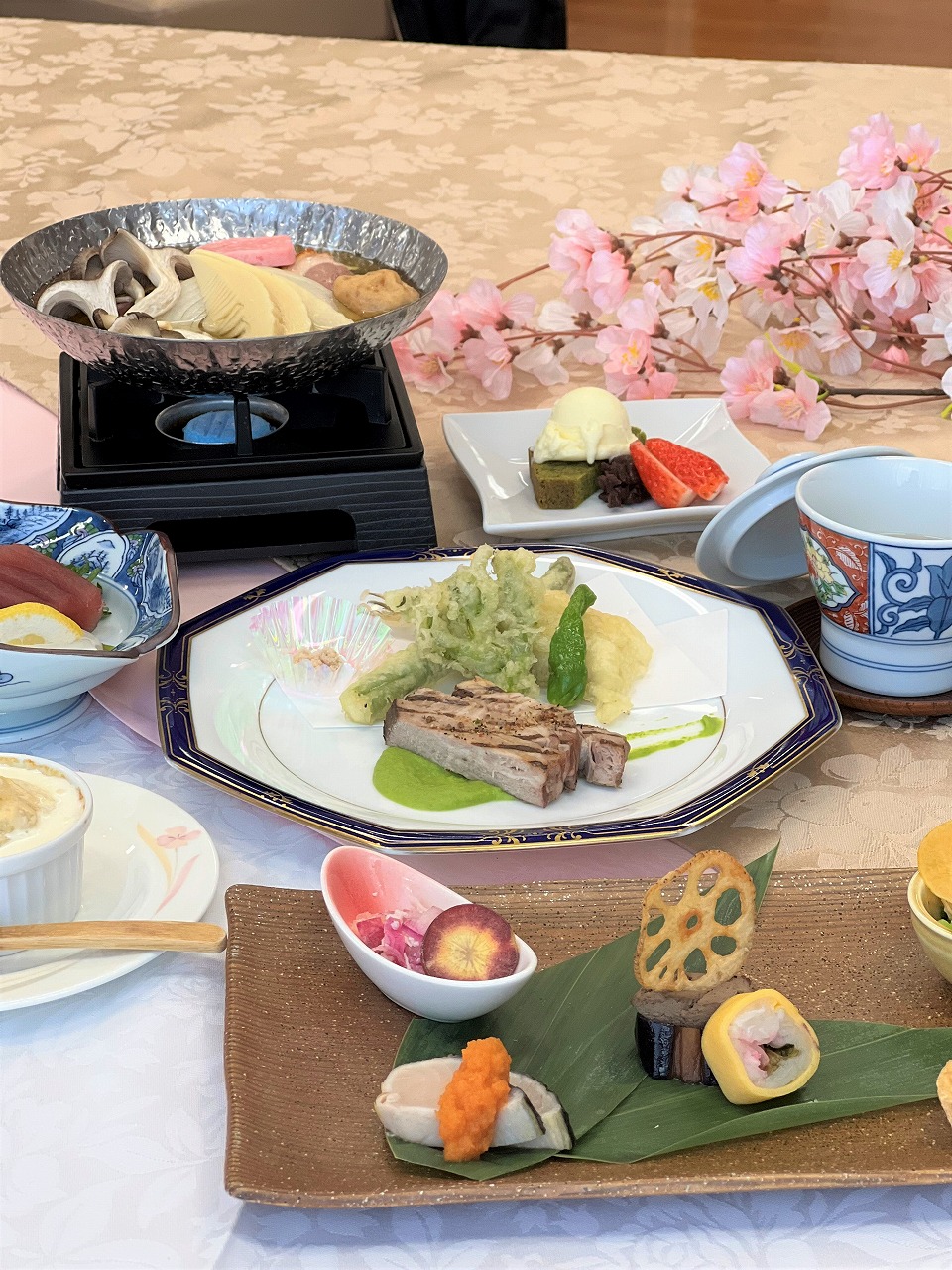 基本のお食事は四季の素材を取り入れた和洋折衷の会席料理となります。