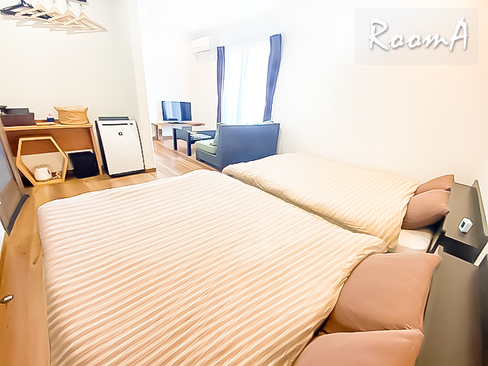 RoomA：2台のダブルサイズのベッド、ソファ、TV、バストイレ付き。 背の低いベッドなので小さいお子様でも安心です。