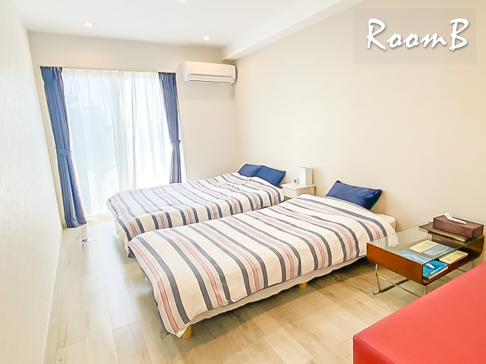 RoomB：セミダブルサイズのベッド1台、ダブルサイズのベッド1台、
ソファ、バストイレ付き。