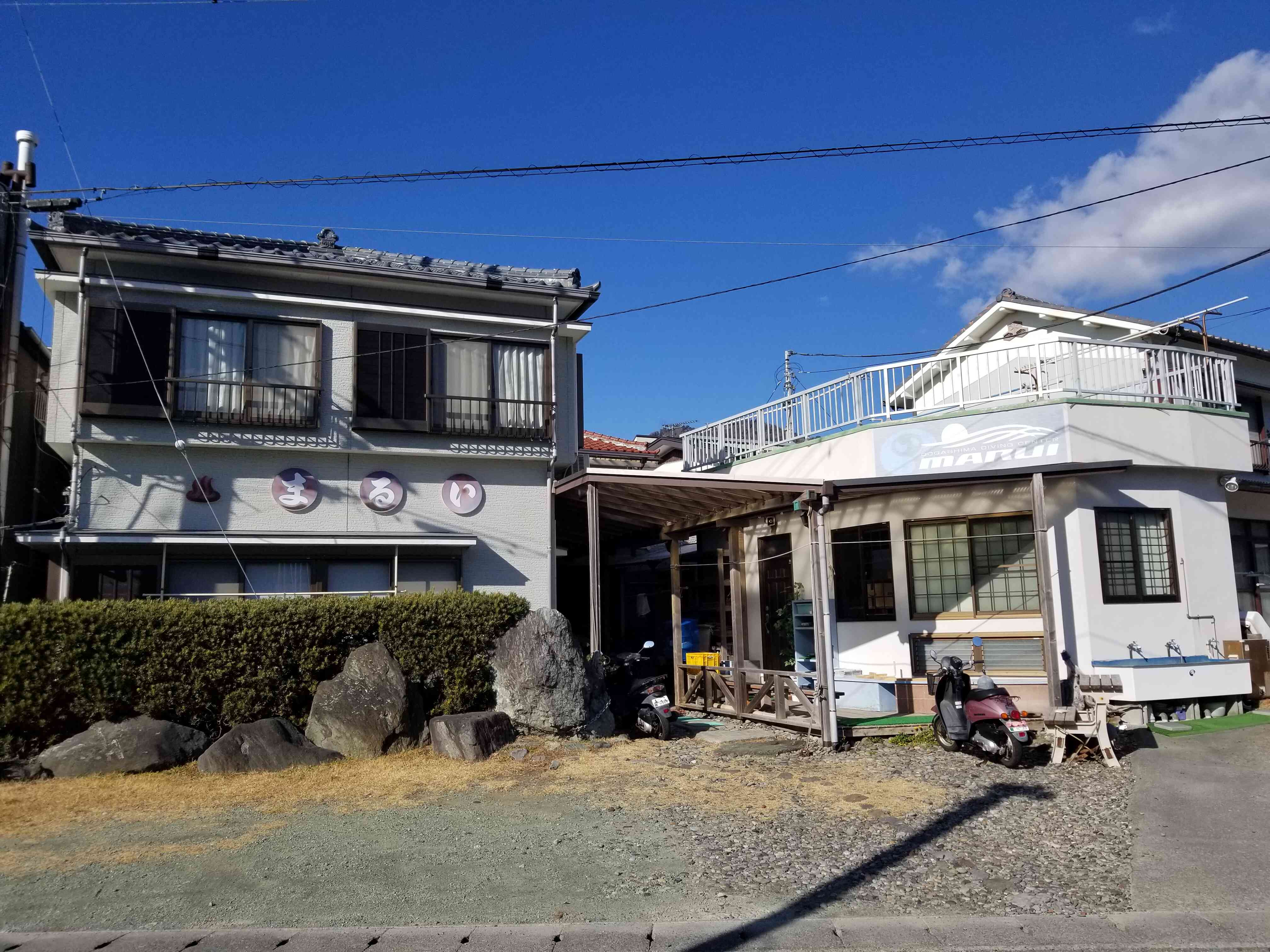 目の前が仁科漁港です。宿から直ぐに漁協市場や町の露天風呂、海水浴場、遊歩道があり、ゆっくりお散歩しながら楽しみ色々です。