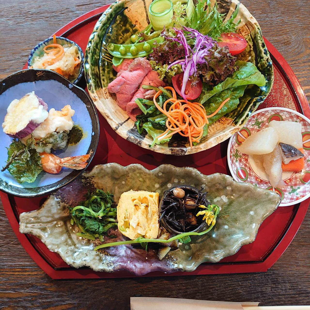 自家農園の採れたて野菜を中心に素材の味を尊重したお料理です。