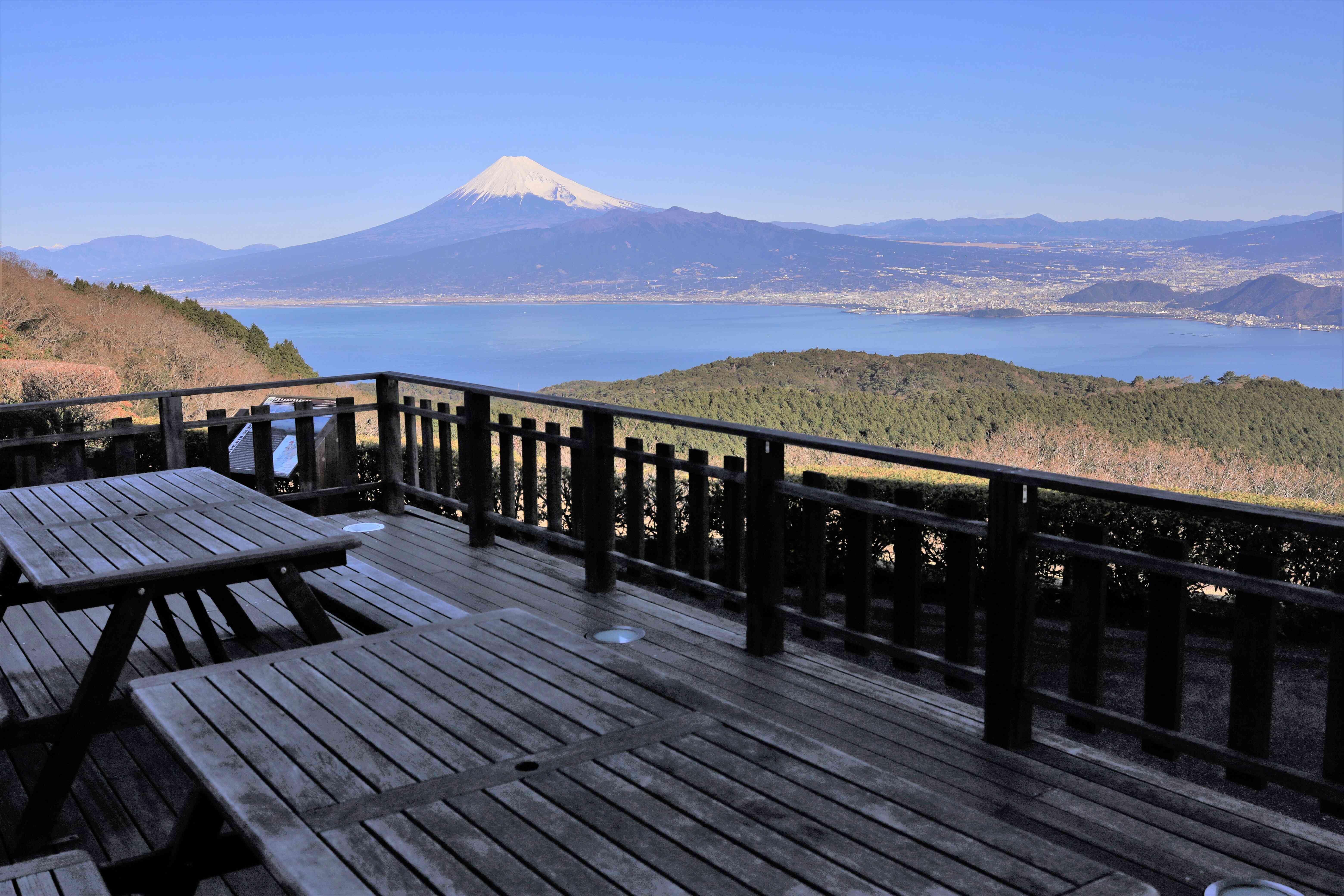 駿河湾越しに富士山を望める展望台