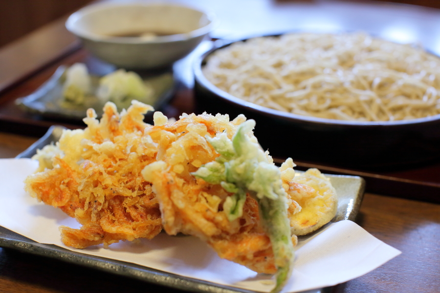 桜えび天せいろ蕎麦　信州産１０割の上そばと北海道産二八そばを選べます。当店一番人気です。大盛はプラス200円。持ち帰りも出来ます。