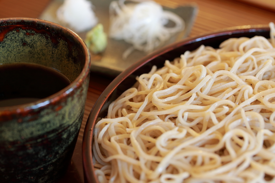 信州産十割の上せいろ蕎麦　これしか食べないという常連さんも多い人気メニューです。大盛はプラス200円。持ち帰りも出来ます。