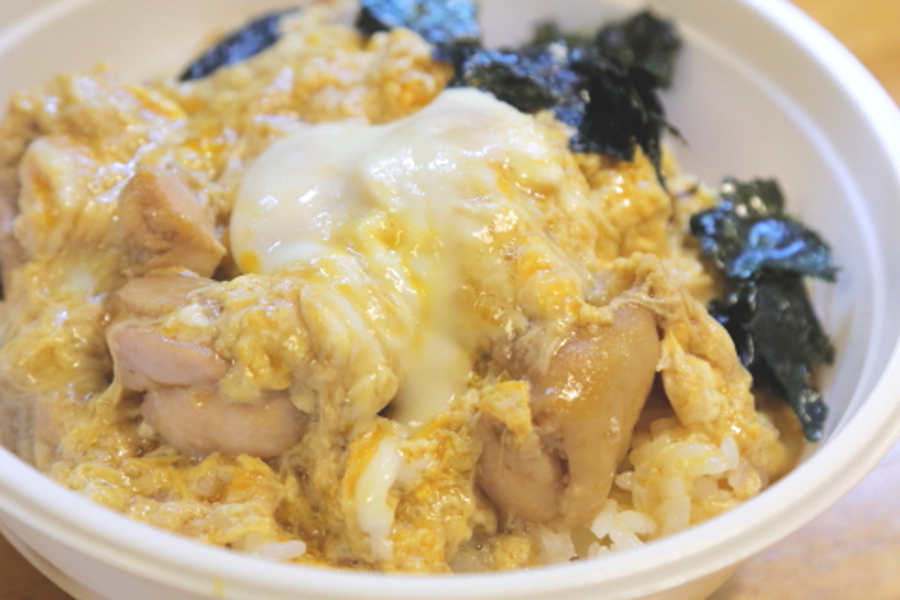 お持ち帰りメニューの親子丼。出汁の香りとふわふわ卵と鶏肉の絶妙な味わい。