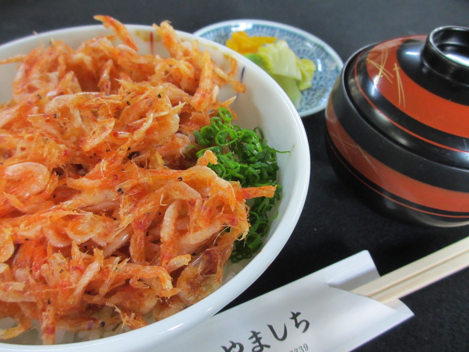 「桜えびかき揚げ丼」地元では桜えびといえばかき揚げ、鮨屋ですがメニューに加えたところ、NHKをはじめ数多く紹介され、今は人気の看板メニュー！