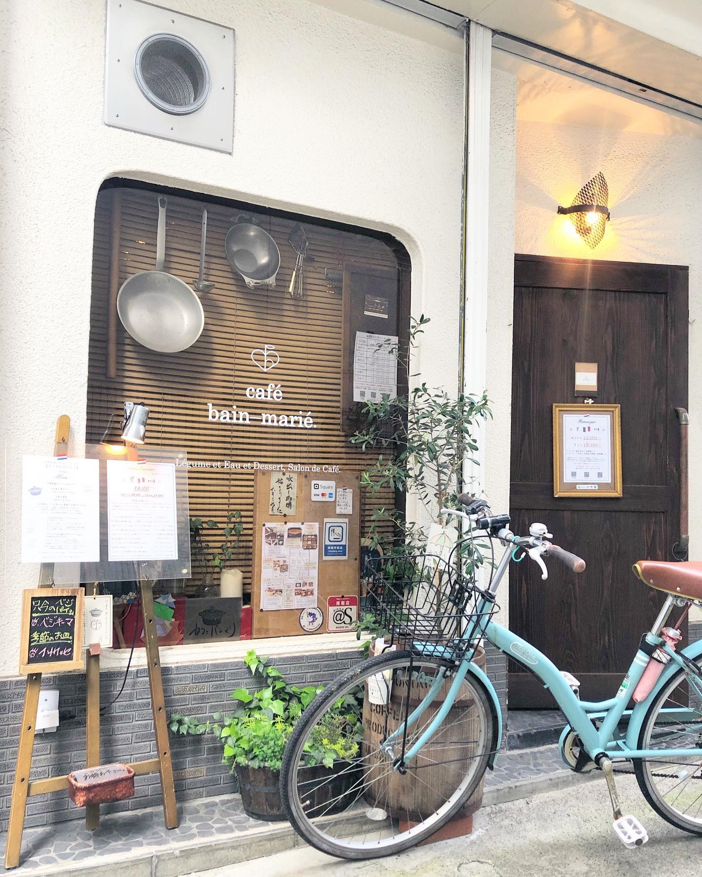 小川の流れる遊歩道添い。裏路地に佇むフレンチカフェでございます。