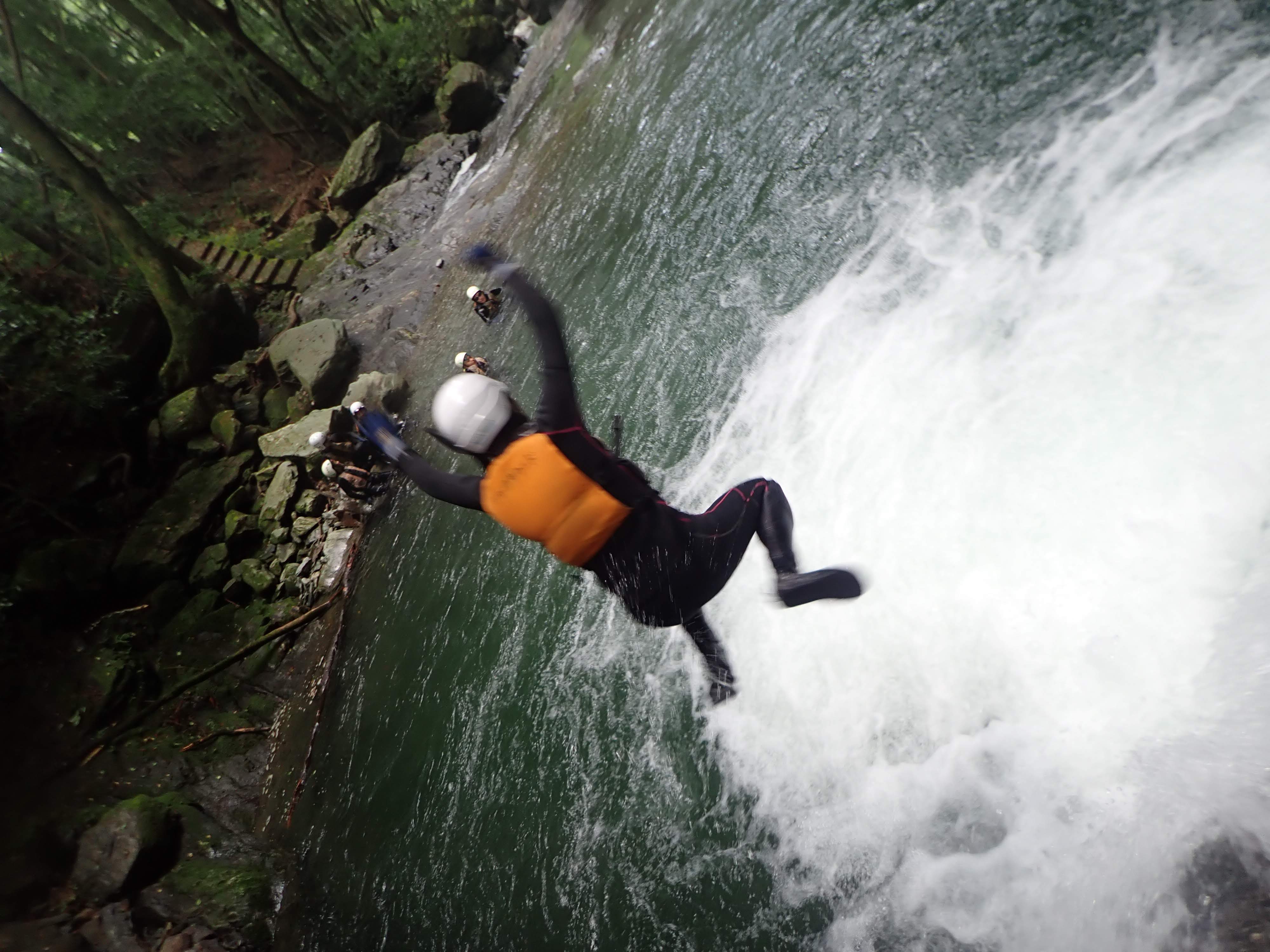 SUP体験の途中では岩からの飛び込みや滝遊びも
