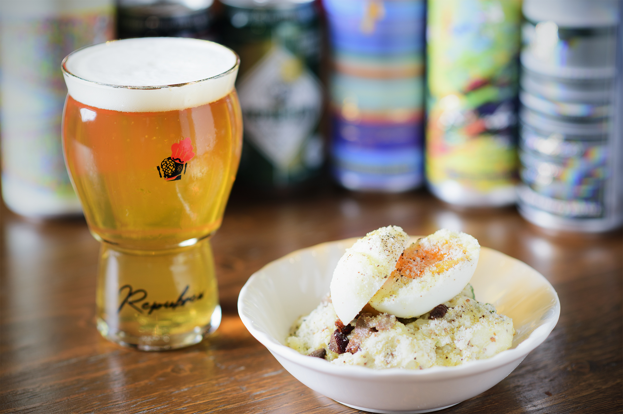 RePuBrewのフラッグシップ「69 IPA」はホップの苦味とフルーティーさを兼ね備えたアルコール度数6.9％のビール。「ラムベーコンのポテサラ」680円。ビールはパイント1100円、ハーフパイントで785円。