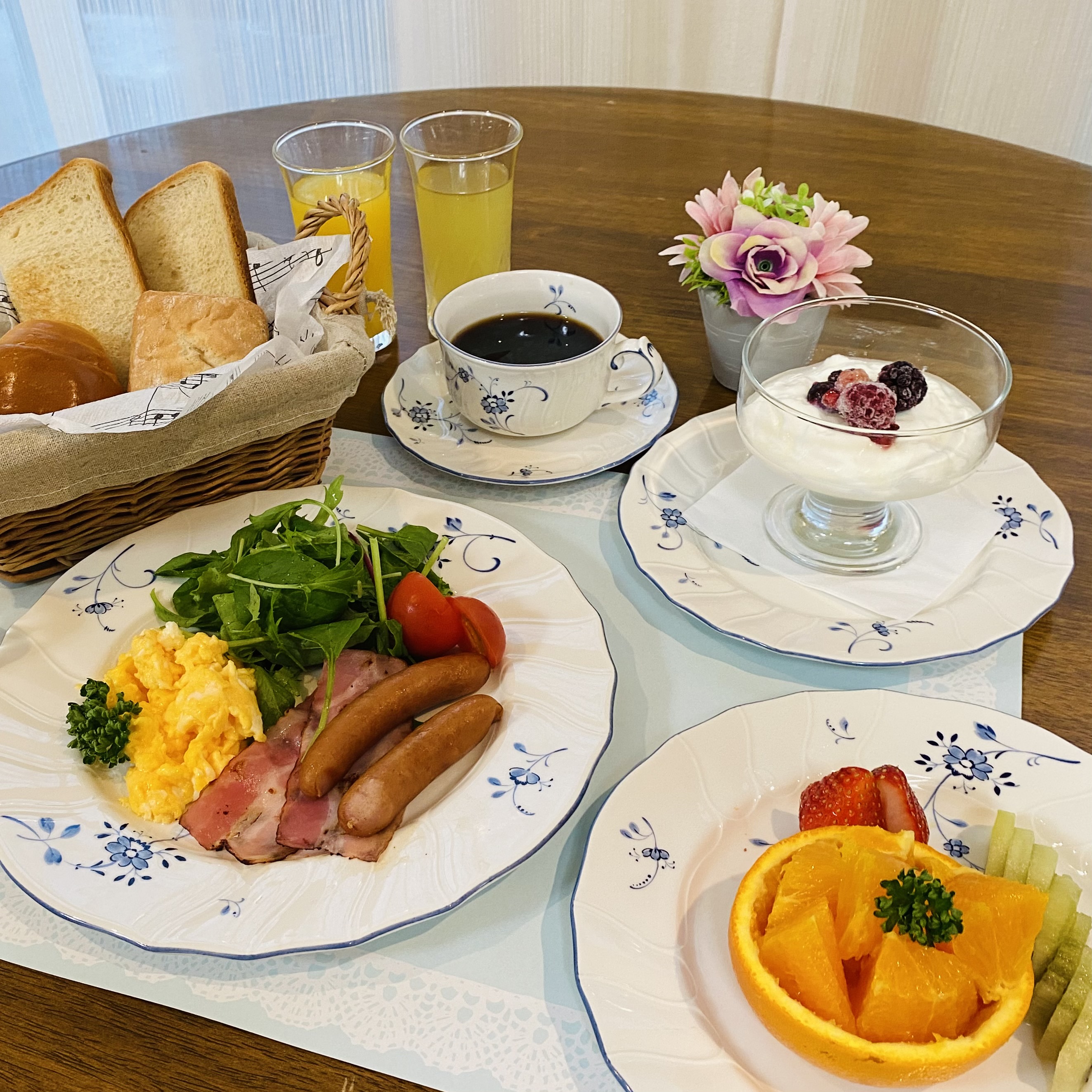 朝食は個別の配膳とさせていただいております。
１組づつの時間差にて提供。