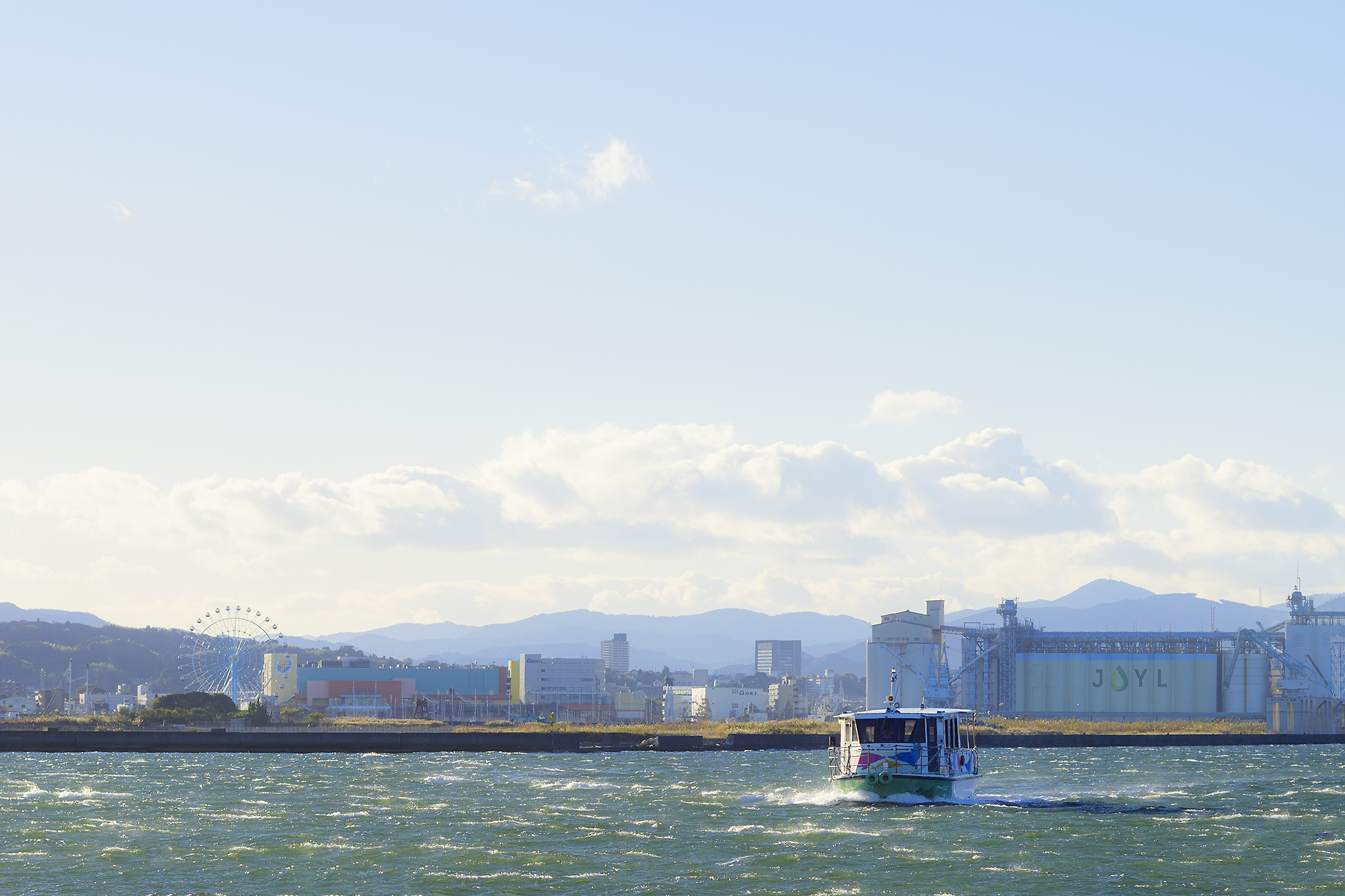 のりばはエスパルスドリームプラザ前の「日の出」、清水魚市場河岸の市前の「江尻」、「三保」の3地点。三保のりばから三保松原は徒歩30分ほどかかるため、自転車かバスの利用がおすすめ。