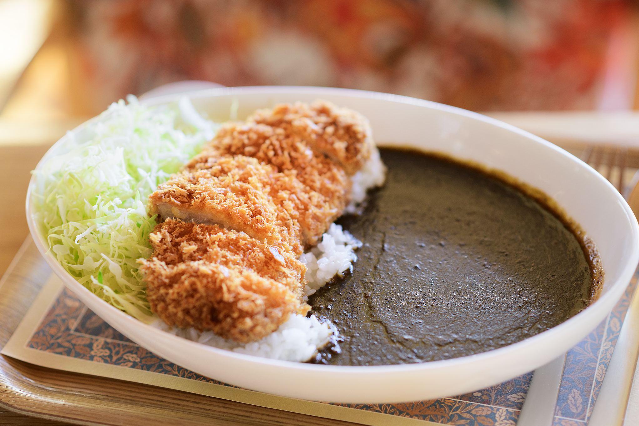 一番人気、名店の味を忠実に再現した「旬香亭特製ひき肉入りスパイシーカレー カツカレー"旬香亭スタイル」1200円。パンケーキなどのデザートや伊豆山のフルーツを使ったソフトドリンク、伊豆の地ビールなどもある。