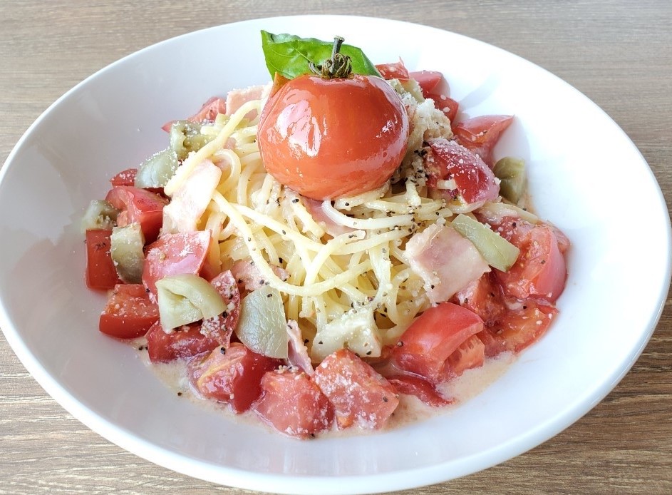 ご当地【函南カルボナーラ】
カルボナーラに完熟トマトと青春トマトピクルスを合わせた爽やかなパスタです。