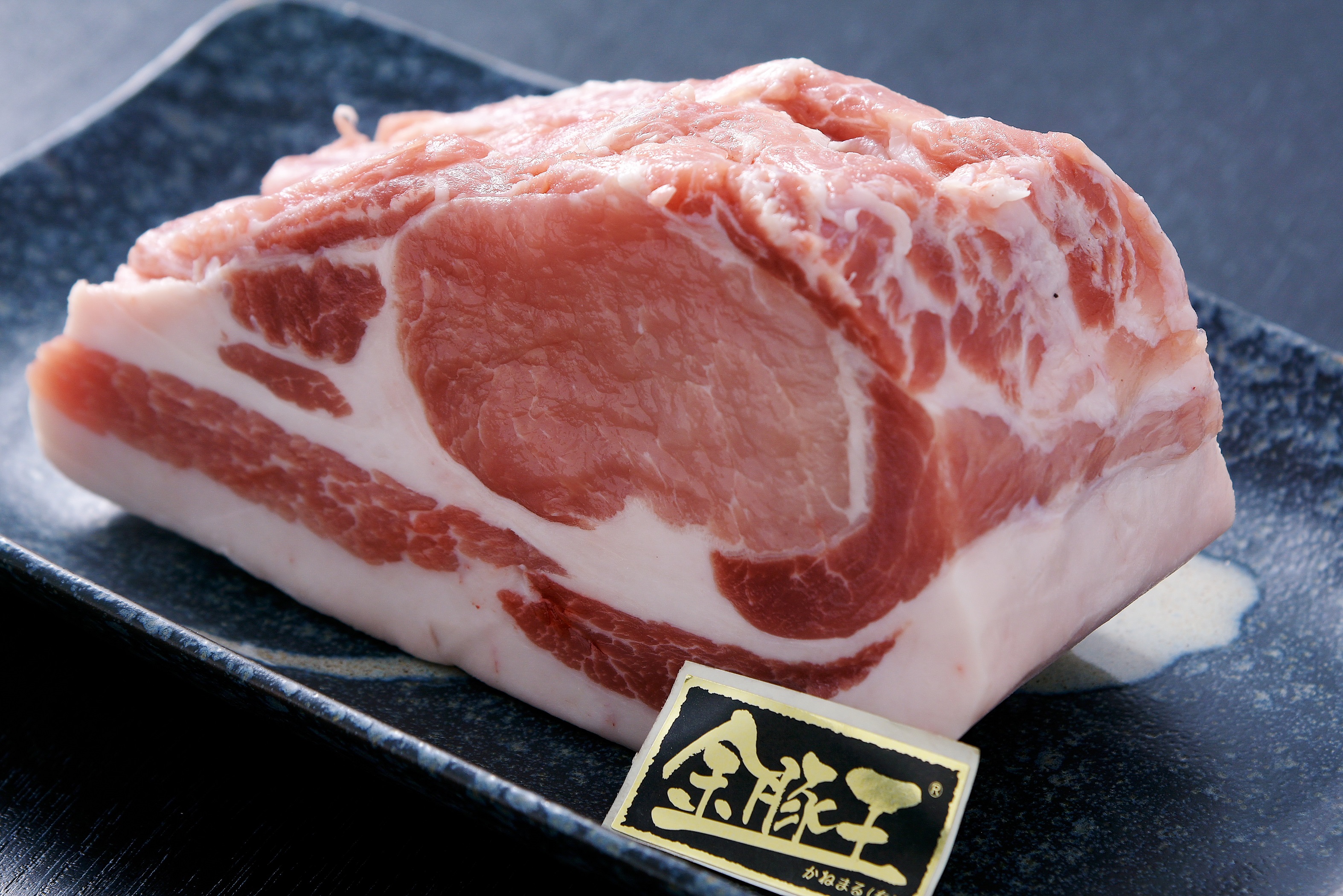 幻の高級食材金華豚とフジロックから生まれた金豚王。肉の柔らかさと脂の旨味が特徴です。
金豚王だから実現できる美味しいけどしつこくない脂の旨味が絶品です。
柔らかい高品質な肉質の豚肉です。