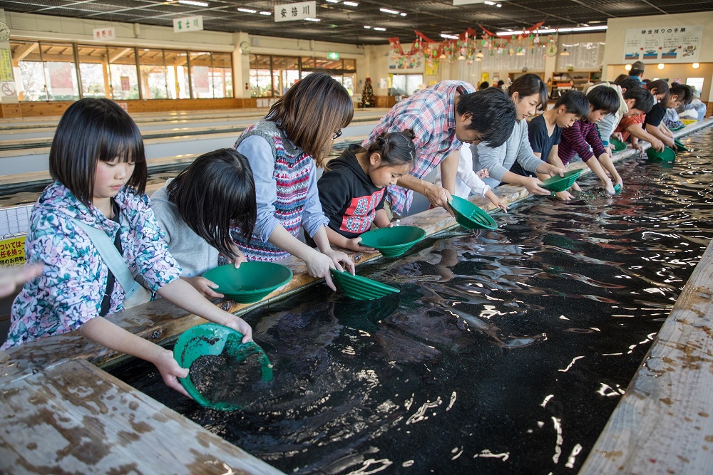温泉砂金採り体験